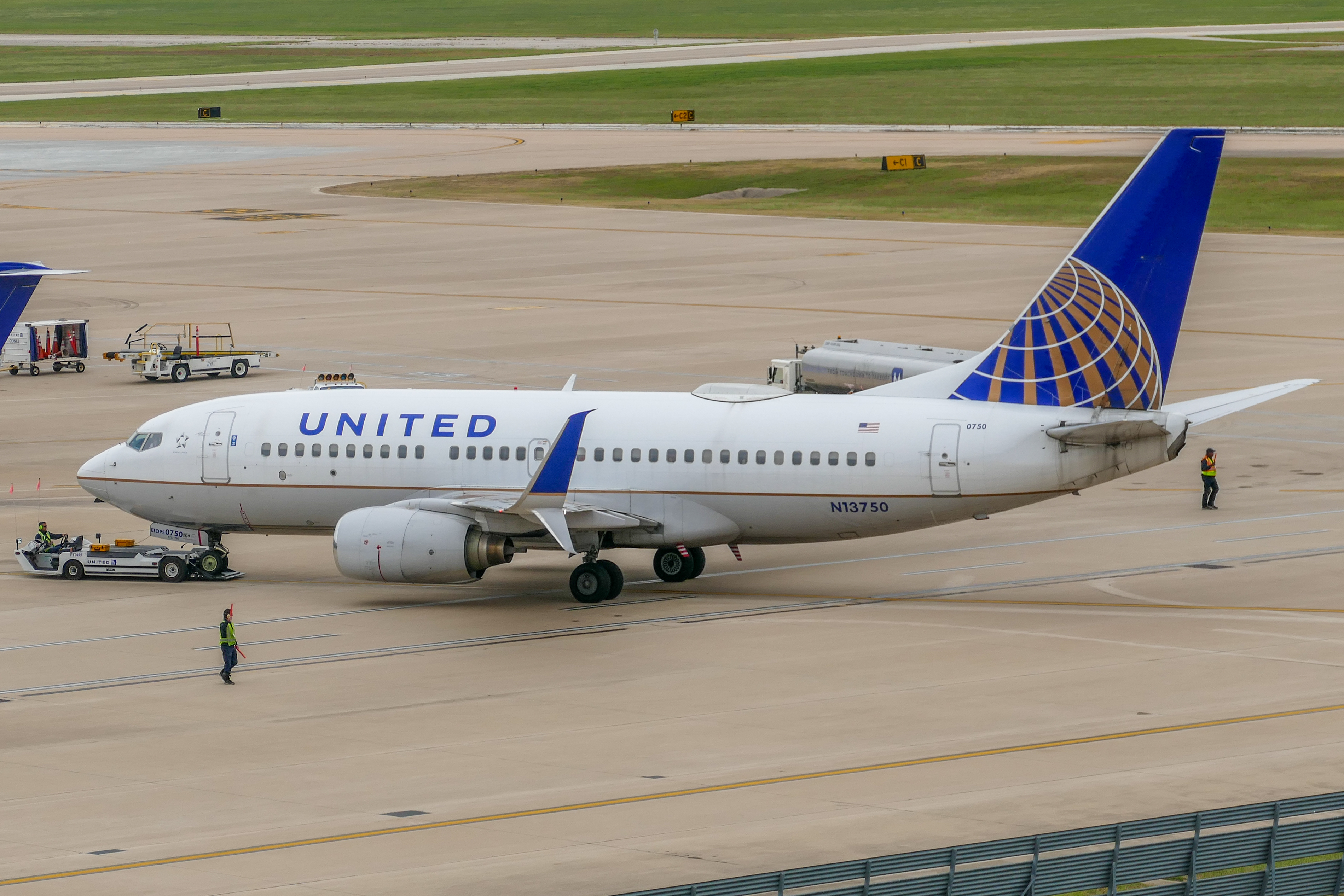 Full size: United Airlines Boeing 737-700 N13750 at Austin-Bergstrom International Airport