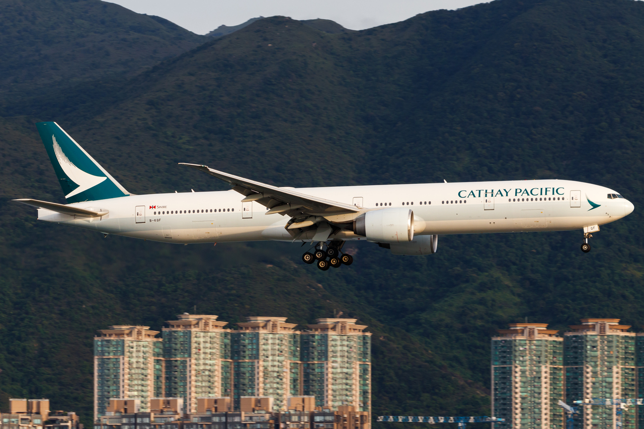 Full size: Cathay Pacific Boeing 777-300ER B-KQF at Hong Kong International Airport