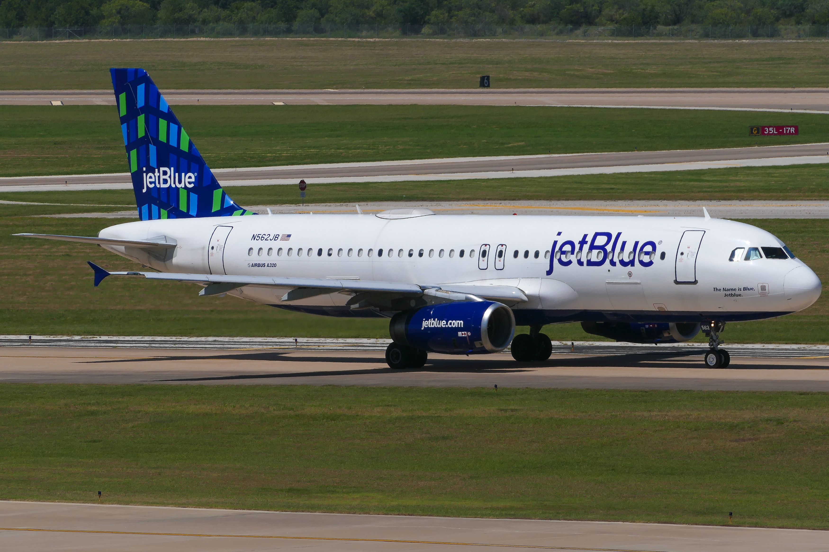 Full size: JetBlue Airways Airbus A320 N562JB at Austin-Bergstrom International Airport