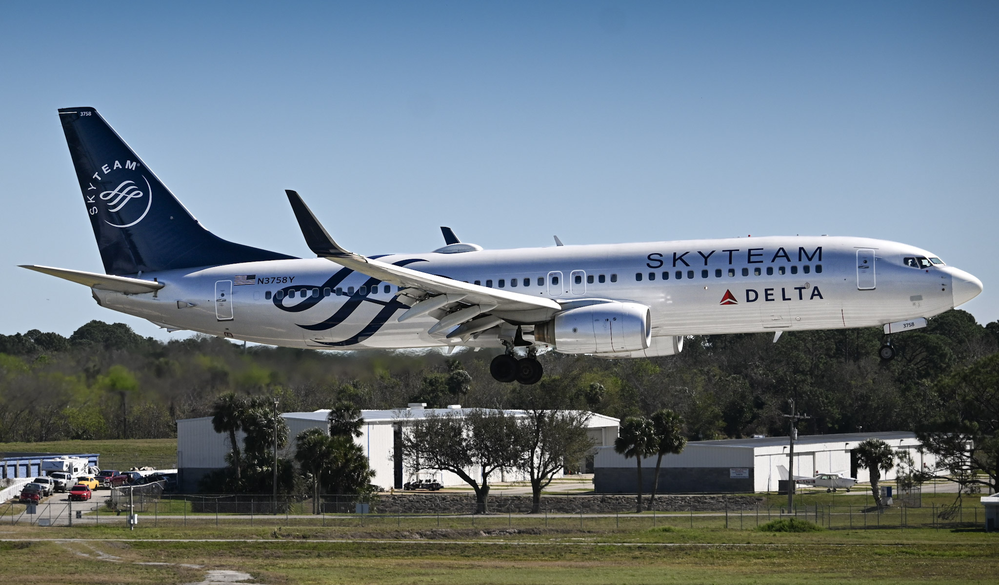 Full size: Delta Airlines Boeing 737-800 N3758Y at Daytona Beach International Airport