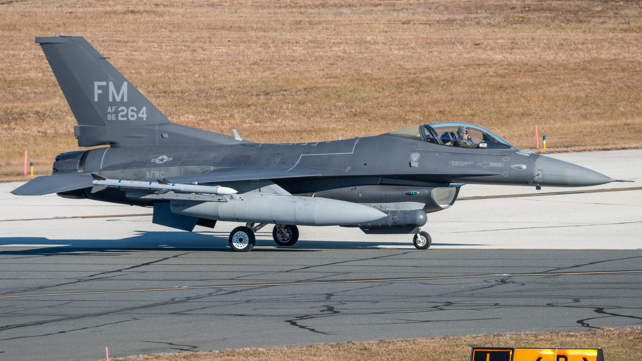 Full size: USAF - United States Air Force General Dynamics F-16 Fighting Falcon 86-0264 at Atlantic City International Airport