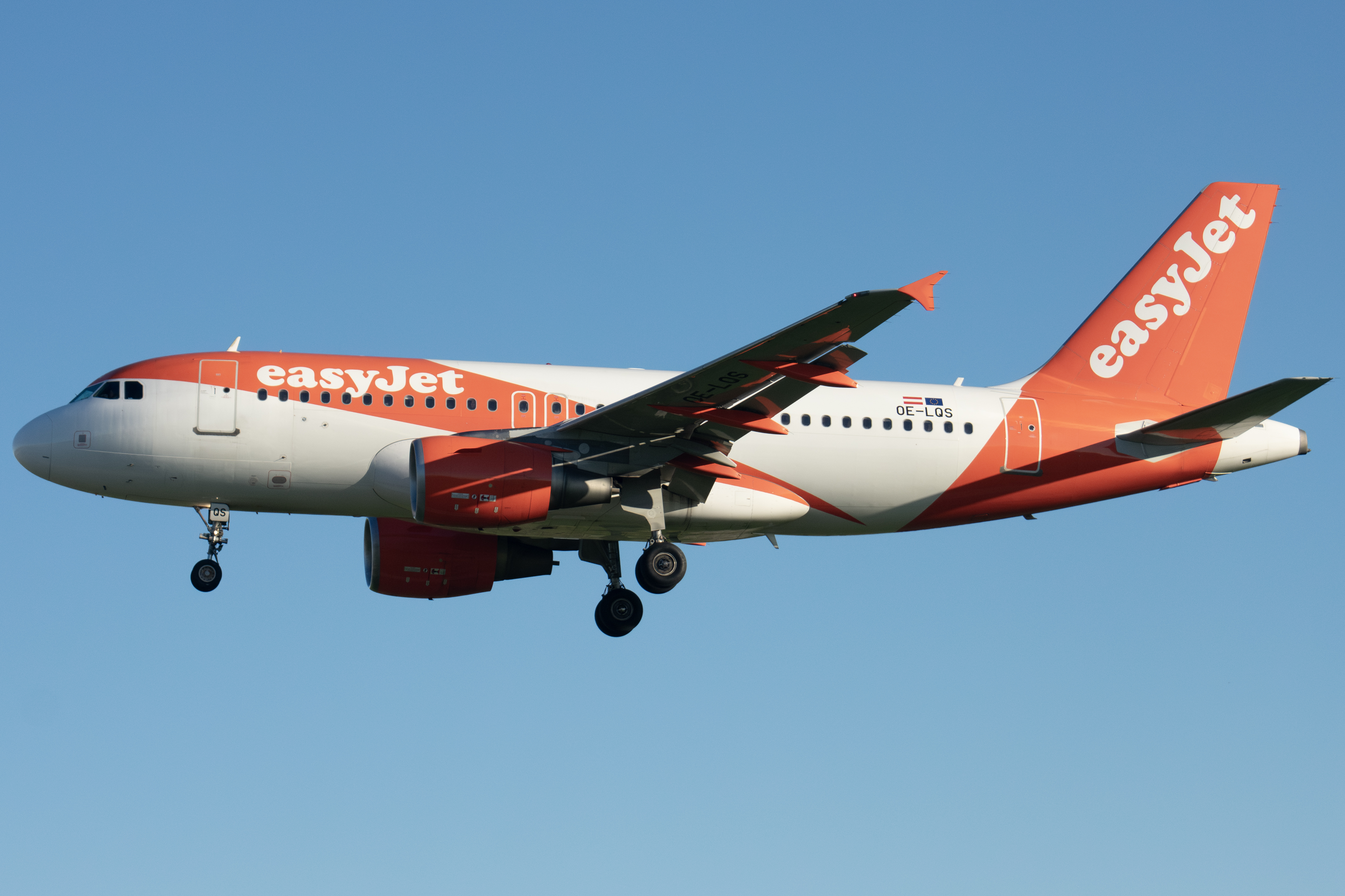 Full size: EasyJet Airbus A320 OE-LQS at Lisbon Humberto Delgado Airport