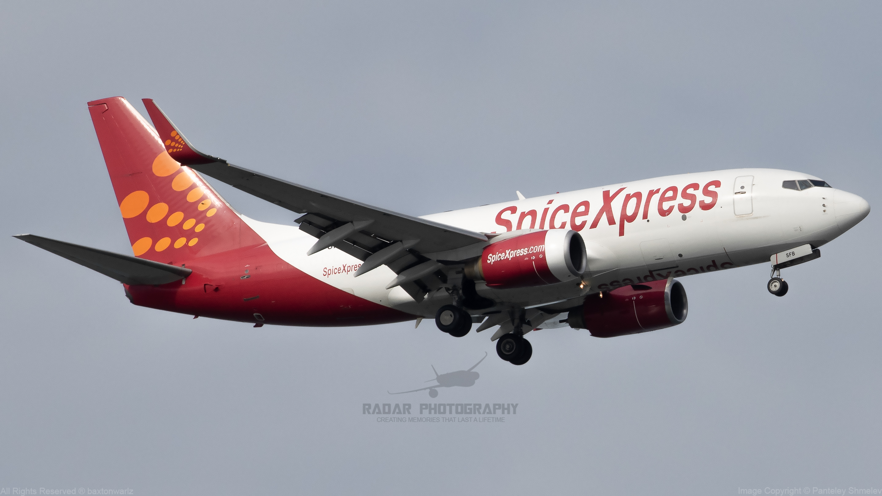 Full size: Spicejet Boeing 737-700 VT-SFB at Singapore-Changi Airport
