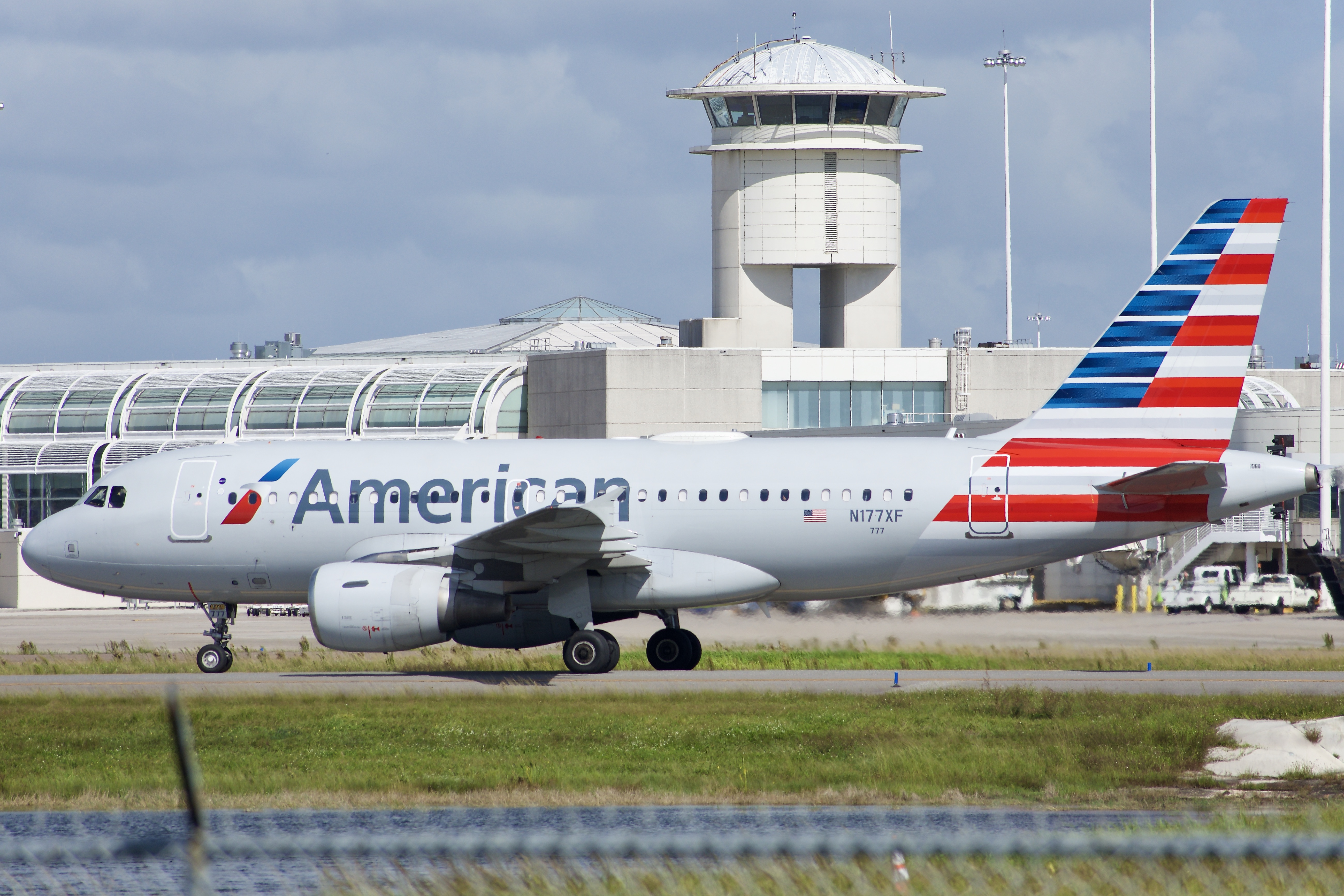 Full size: American Airlines Airbus A319 N177XF at Orlando International Airport