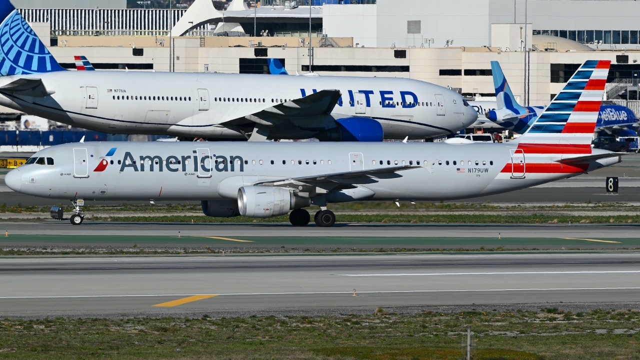 Full size: American Airlines Airbus A321-200 N179UW at Los Angeles International Airport