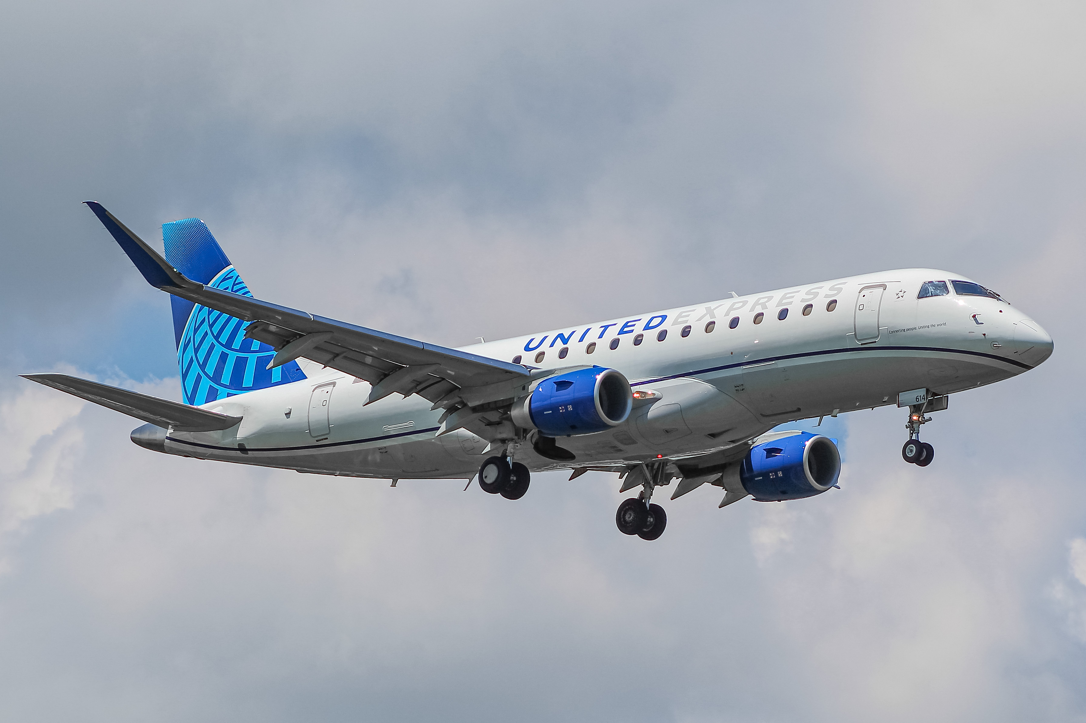 Full size: United Express Embraer E175 N614UX at General Mitchell International Airport