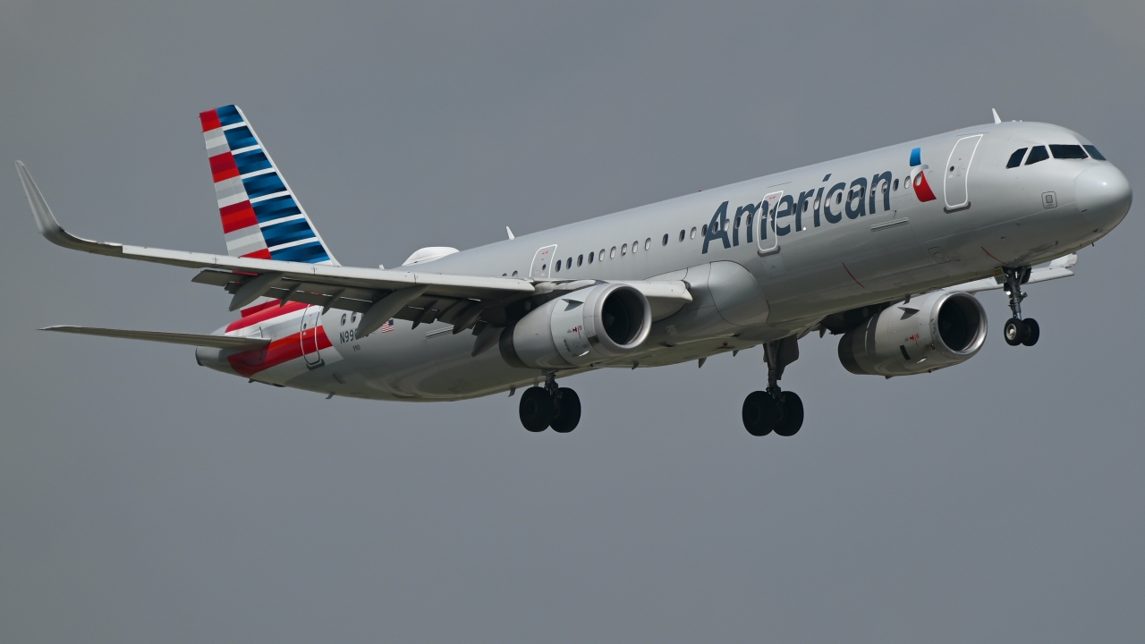 Full size: American Airlines Airbus A321-200 N990AU at Dallas-Fort Worth International Airport