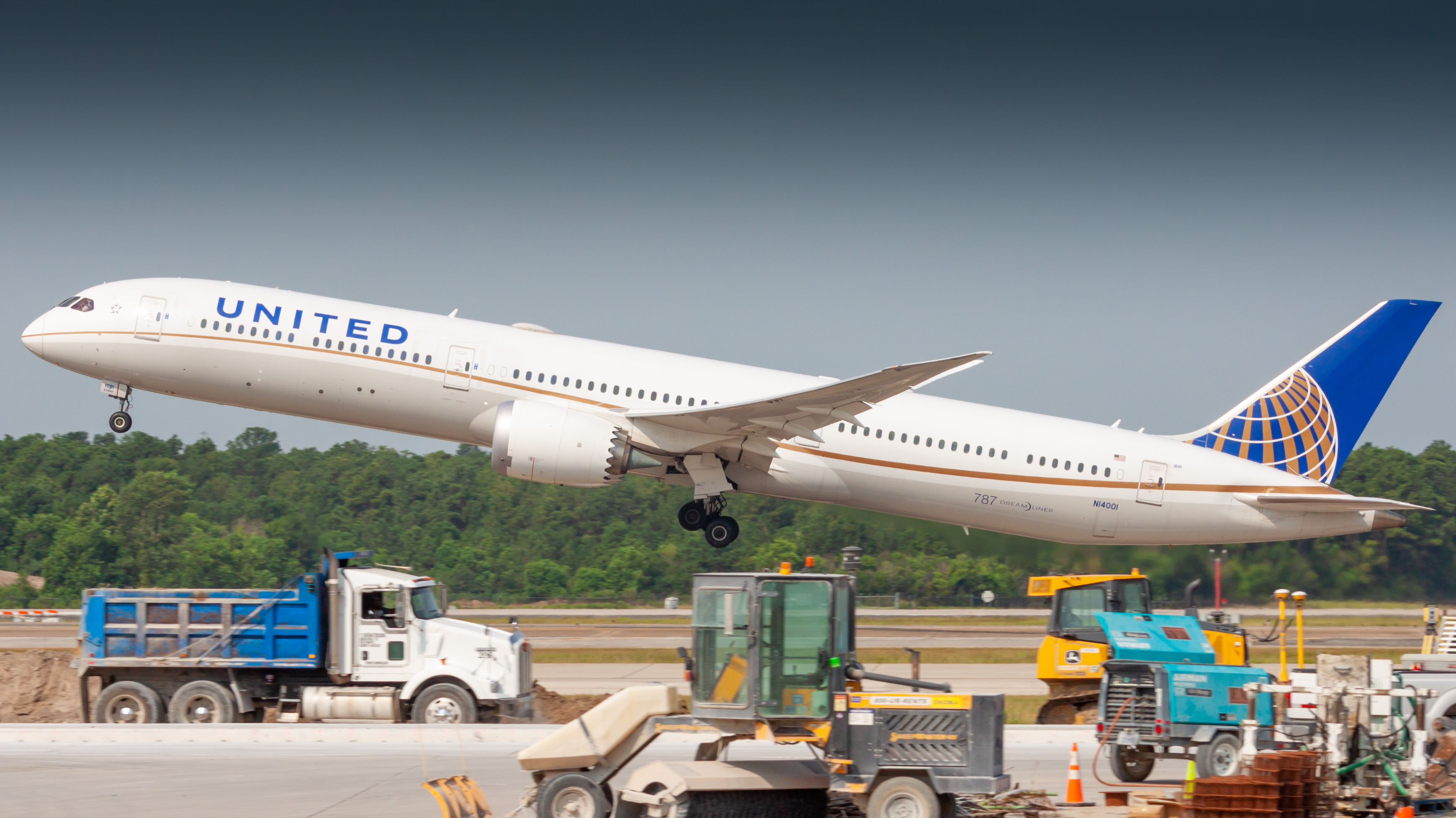 Full size: United Airlines Boeing 787-10 N14001 at Houston-George Bush Intercontinental Airport