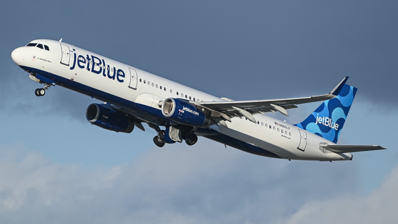 Full size: JetBlue Airways Airbus A321-200 N969JT at Los Angeles International Airport