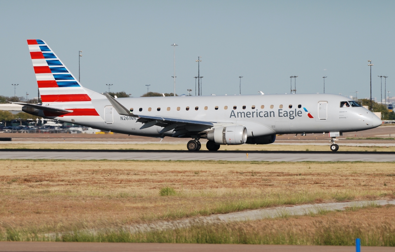 Full size: American Eagle Embraer E175 N261NN at Dallas-Fort Worth International Airport