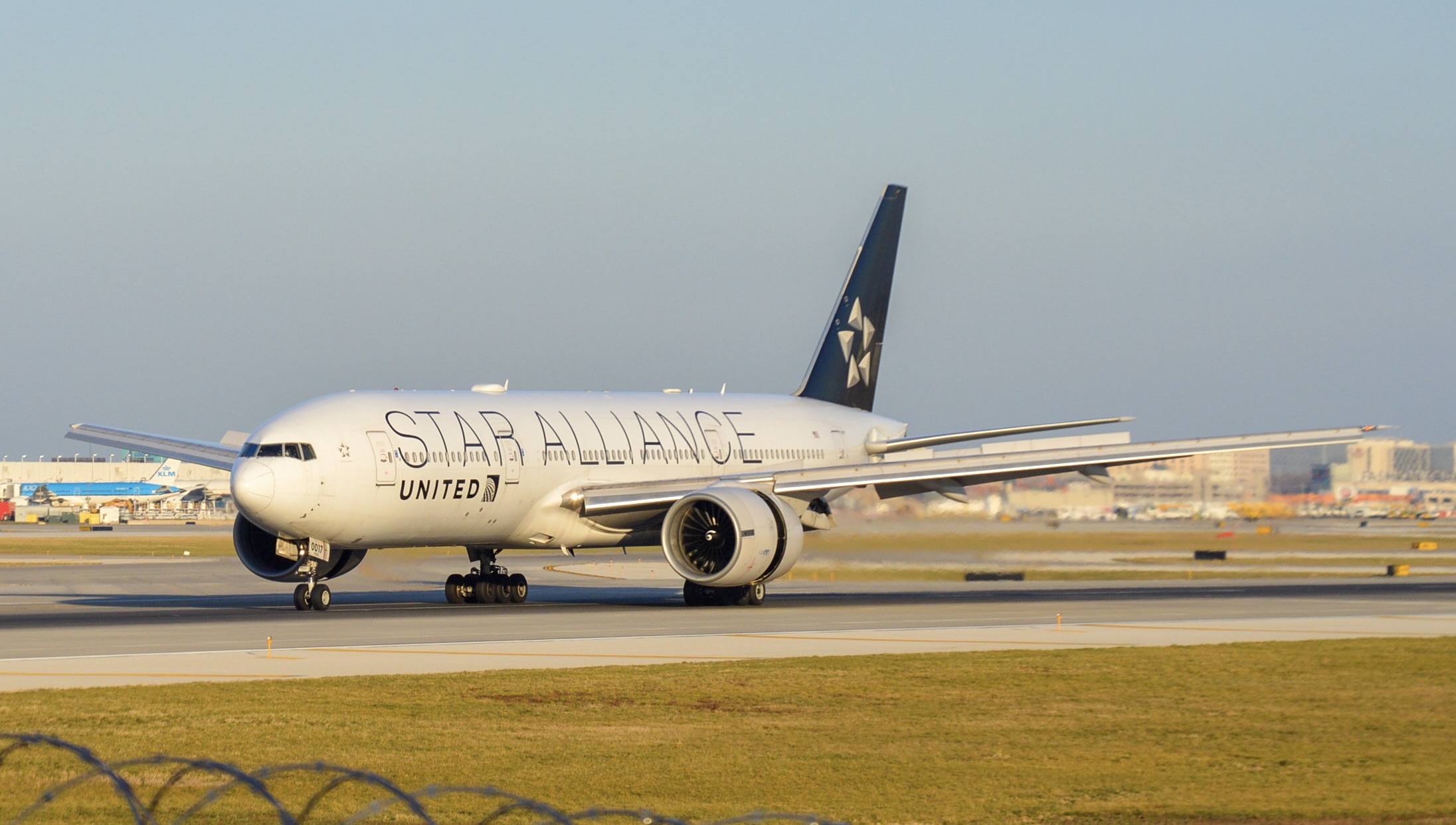 Full size: United Airlines Boeing 777-200ER N78017 at Chicago O'Hare International Airport