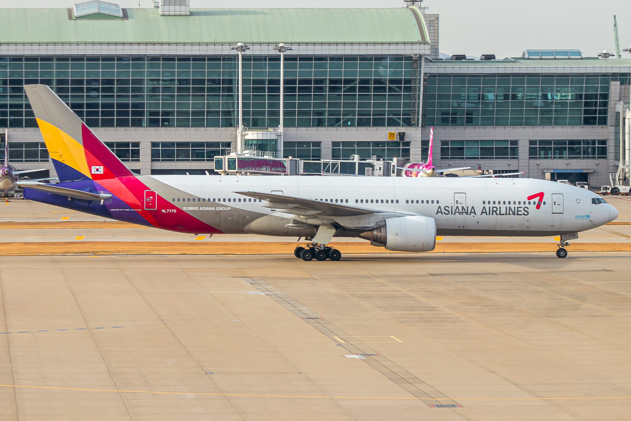 HL7775 | Asiana Airlines Boeing 777-200ER at ICN | AeroXplorer