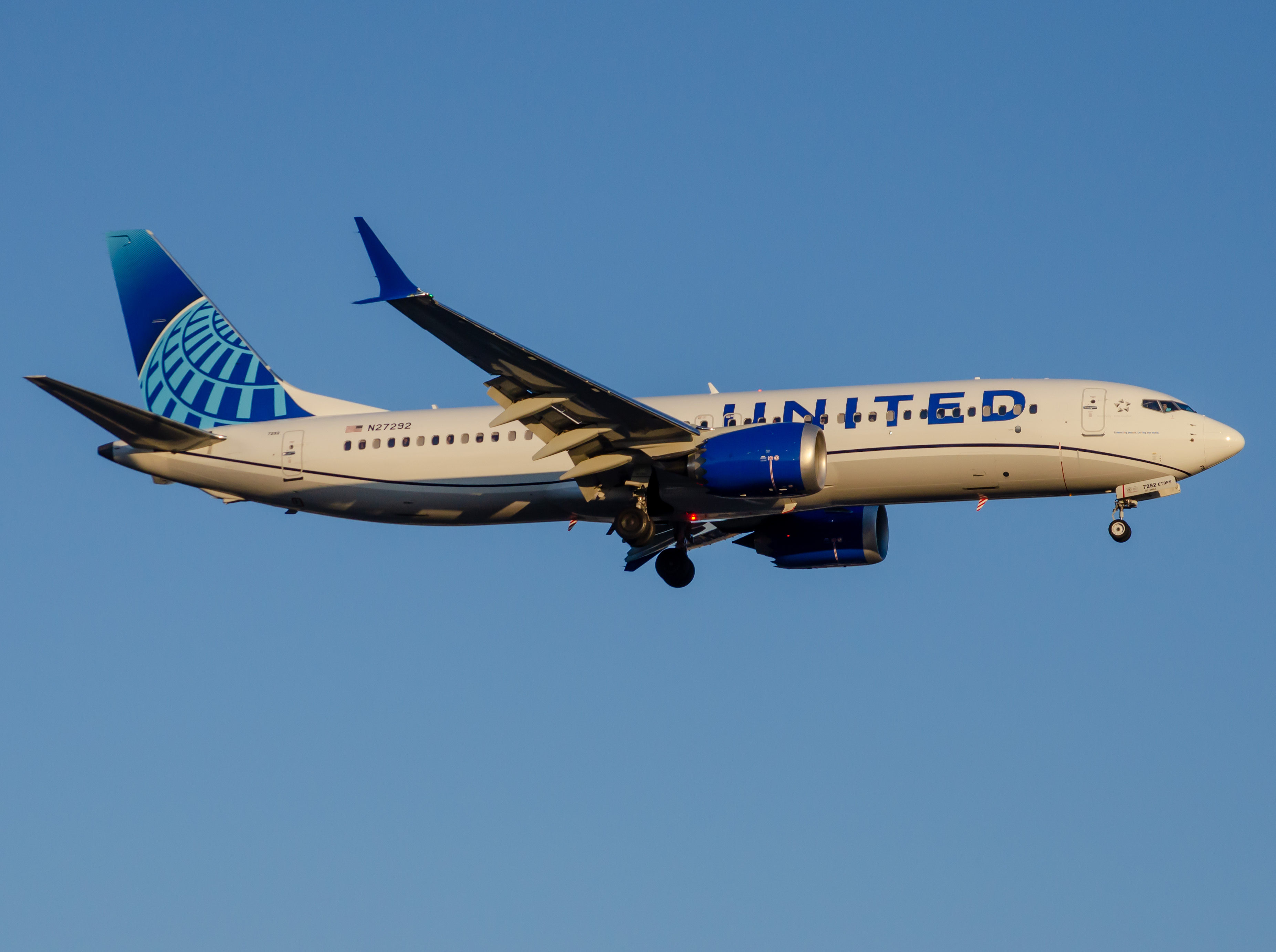 Full size: United Airlines Boeing 737 MAX 8 N27292 at Newark Liberty International Airport