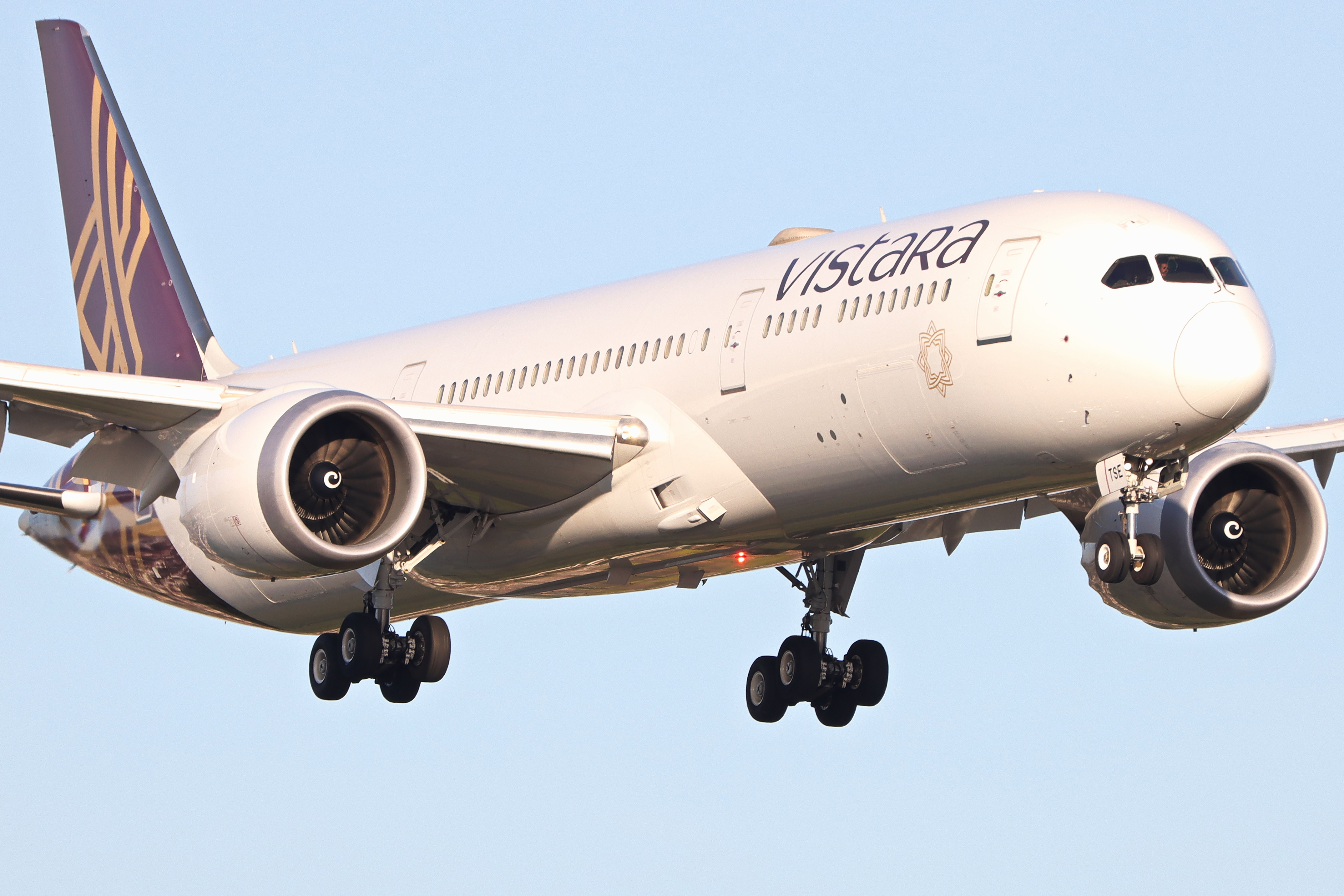 Full size: Vistara Boeing 787-9 VT-TSE at London Heathrow International Airport