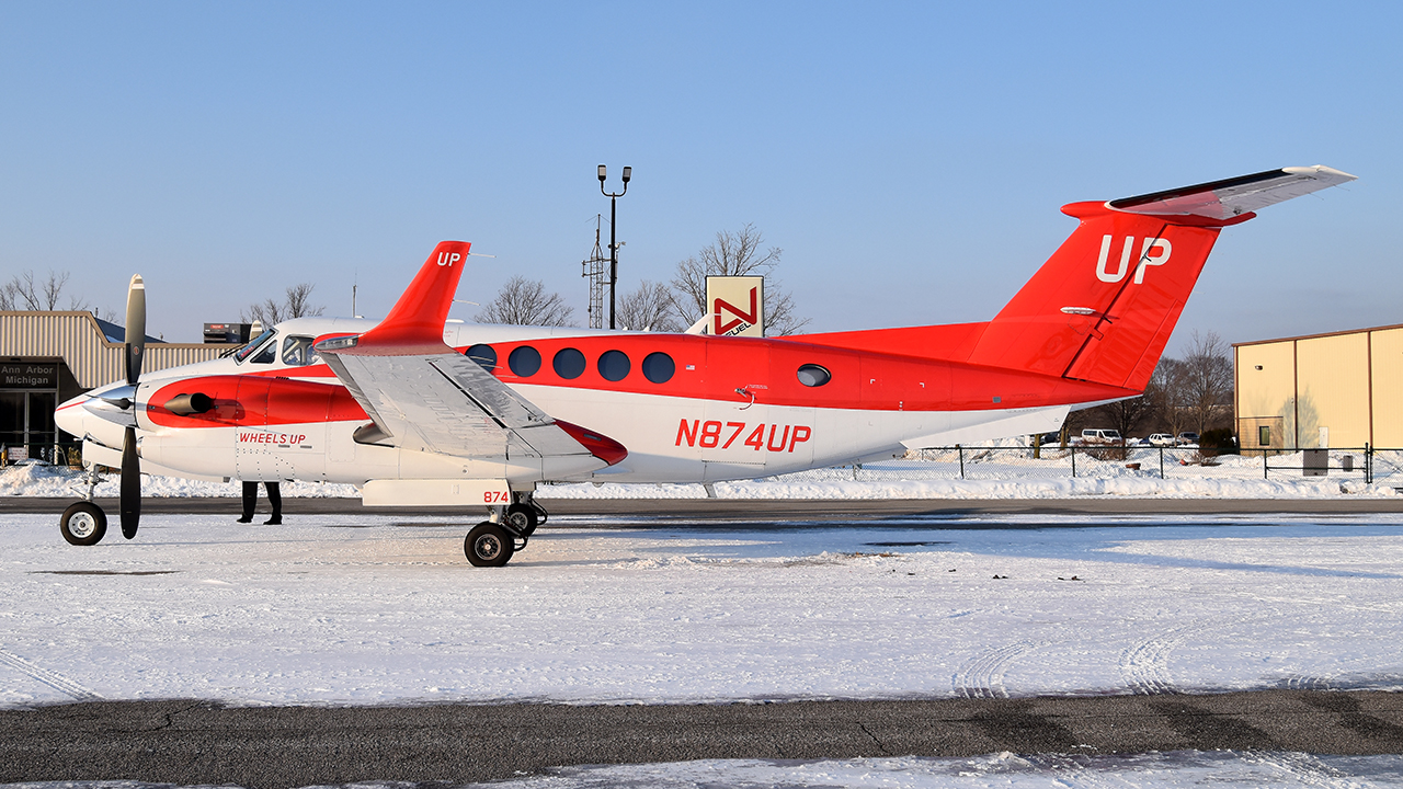 Full size: Wheels Up Beech B300 Super King Air 350 N874UP at Ann Arbor Municipal Airport