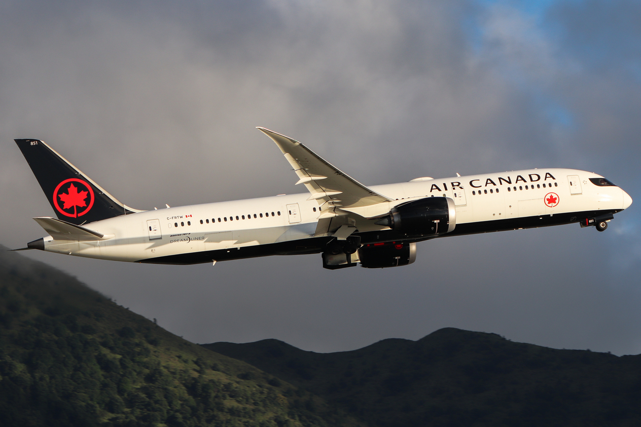 Full size: Air Canada Boeing 787-9 C-FRTW at Hong Kong International Airport