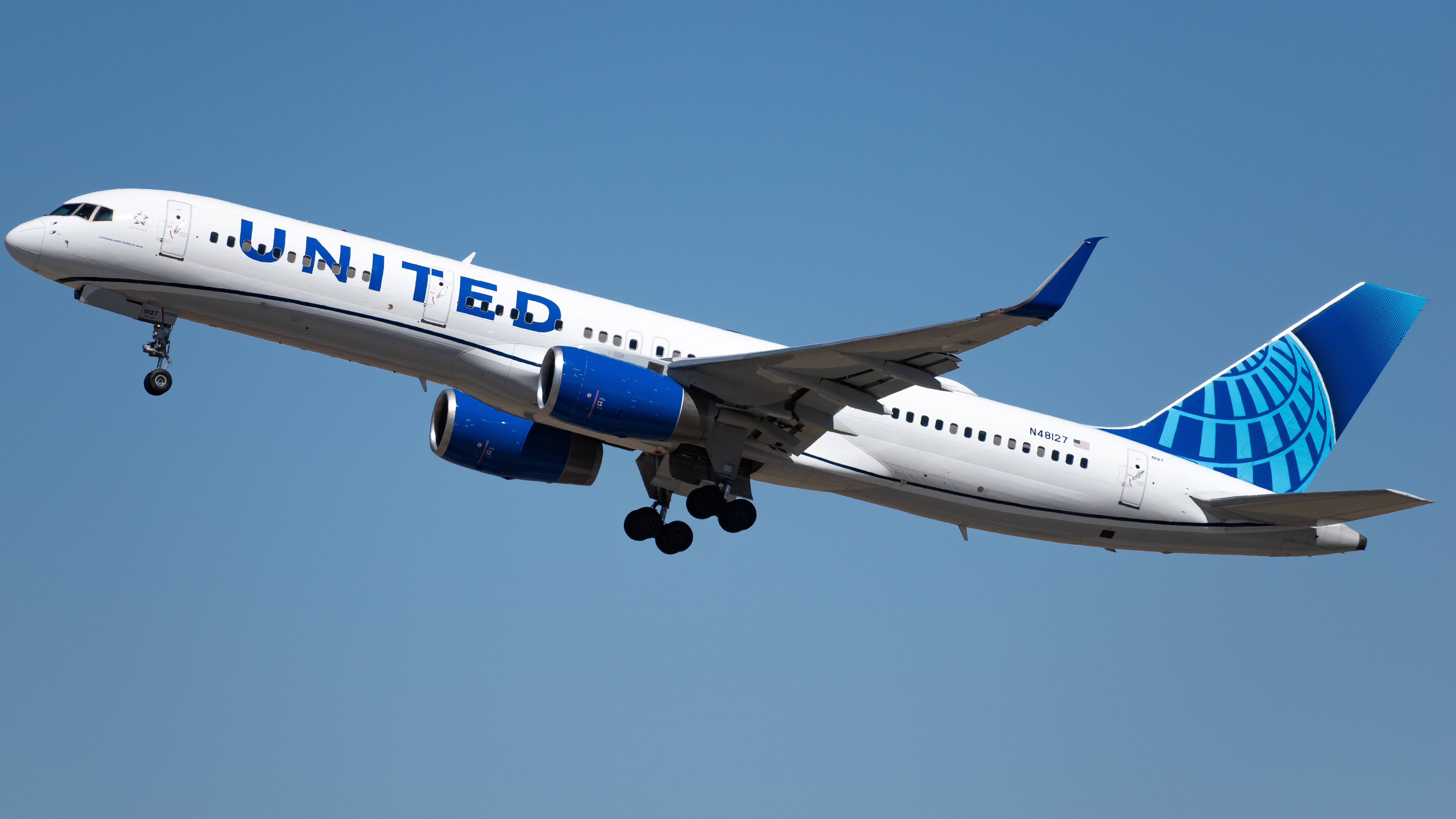 Full size: United Airlines Boeing 757-200 N48127 at Denver International Airport