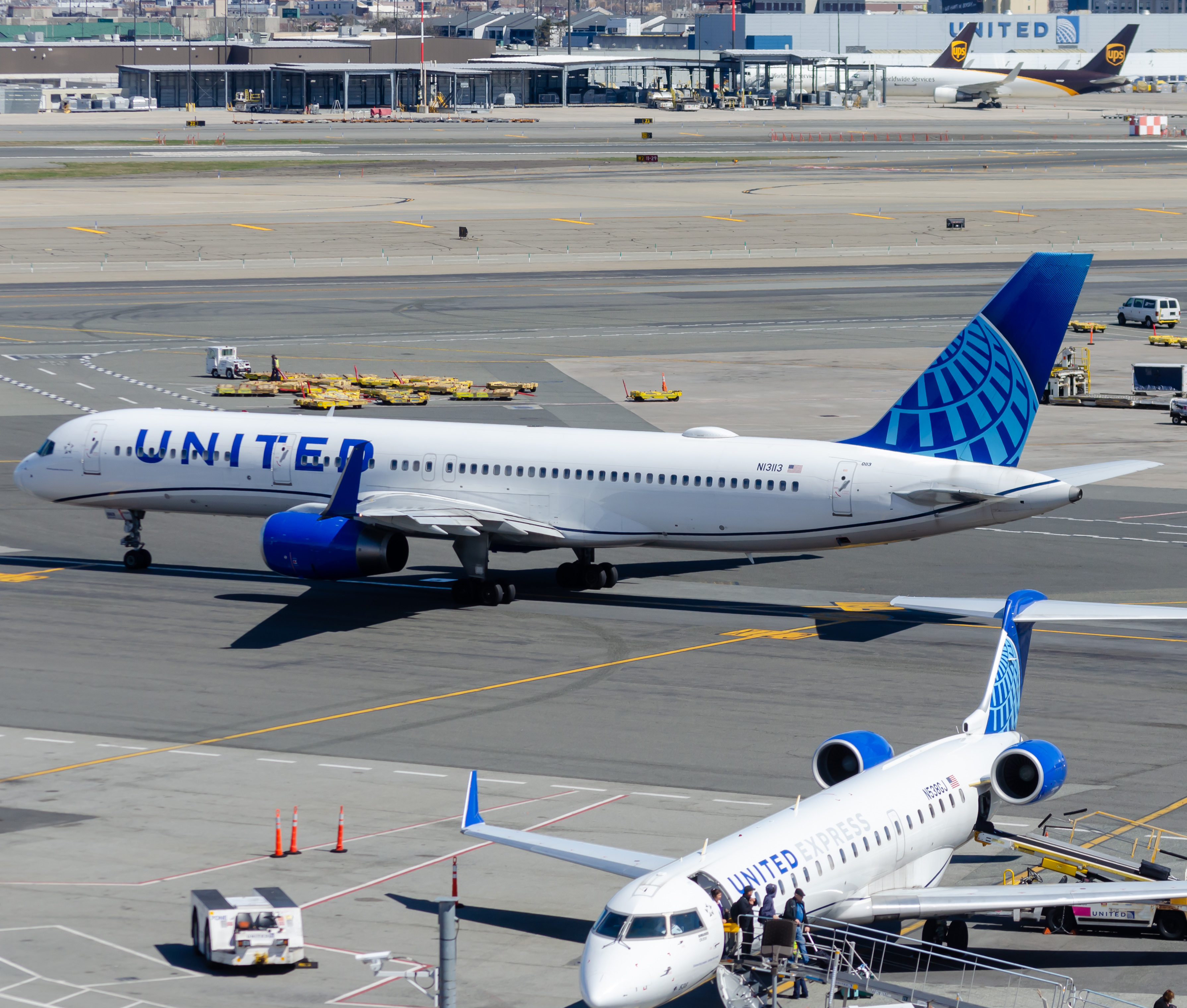 Full size: United Airlines Boeing 757-200 N13113 at Newark Liberty International Airport