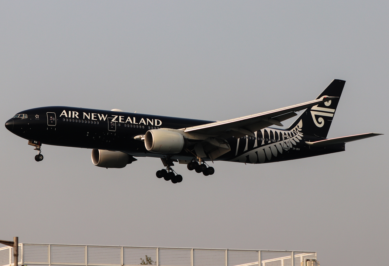 Full size: Air New Zealand Boeing 777-200ER ZK-OKH at Hong Kong International Airport