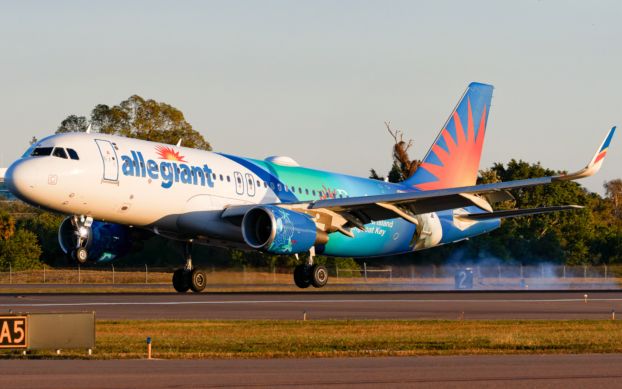 Full size: Allegiant Air Airbus A320 N194NV at St. Petersburg Clearwater International Airport