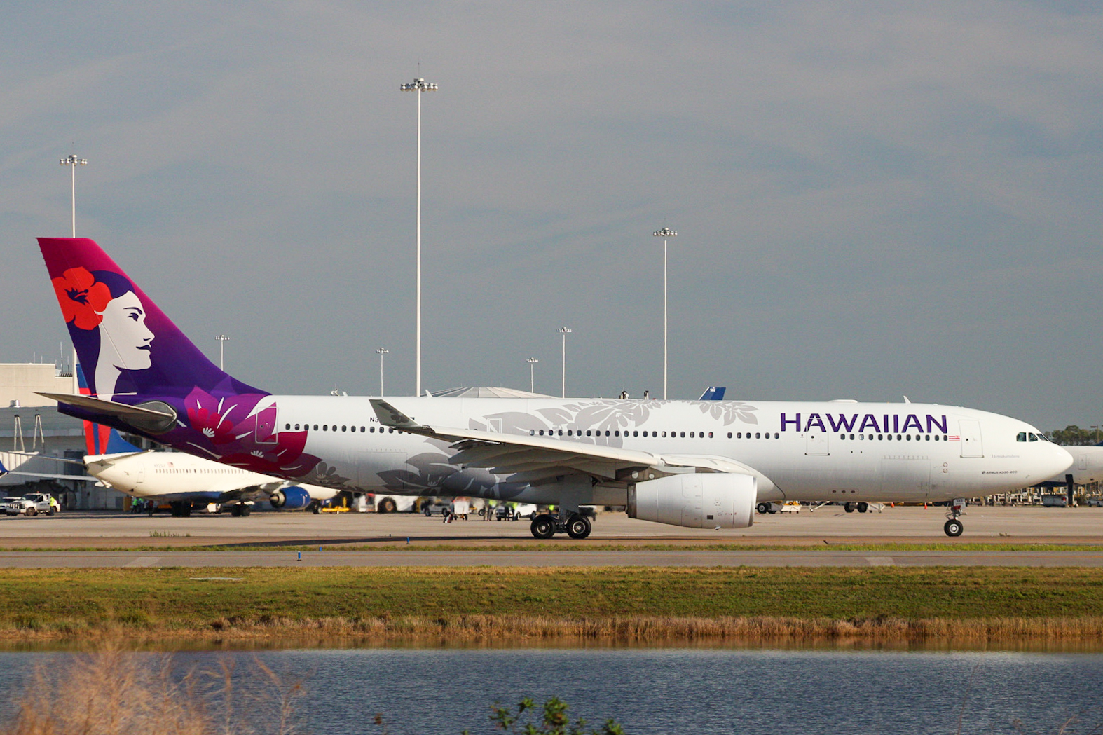 Full size: Hawaiian Airlines Airbus A330-200 N383HA at Orlando International Airport