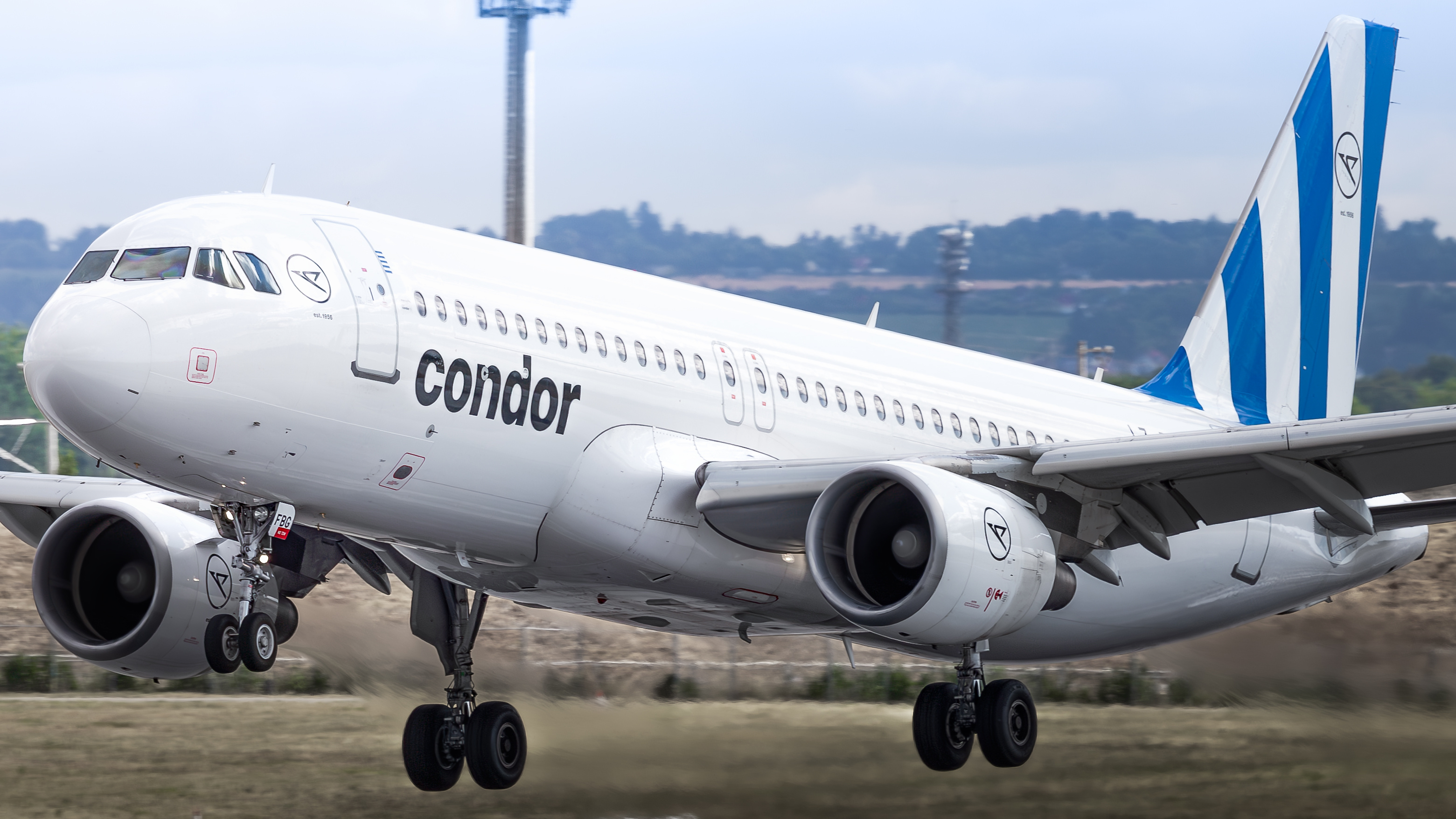 Full size: Condor Airbus A320 LZ-FBG at Stuttgart Airport