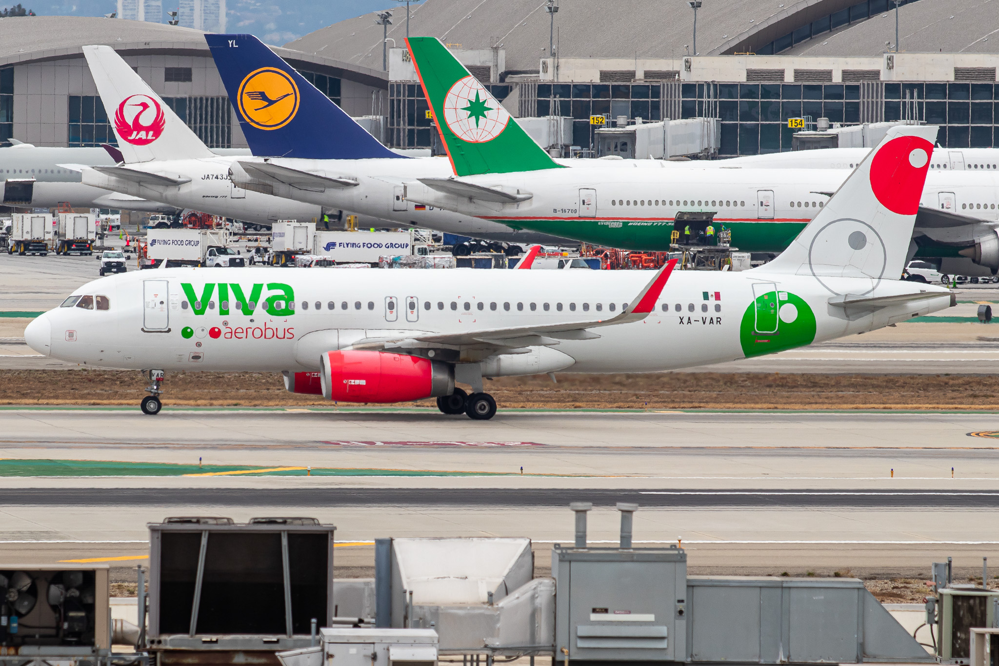 Full size: VivaAerobus Airbus A320 XA-VAR at Los Angeles International Airport