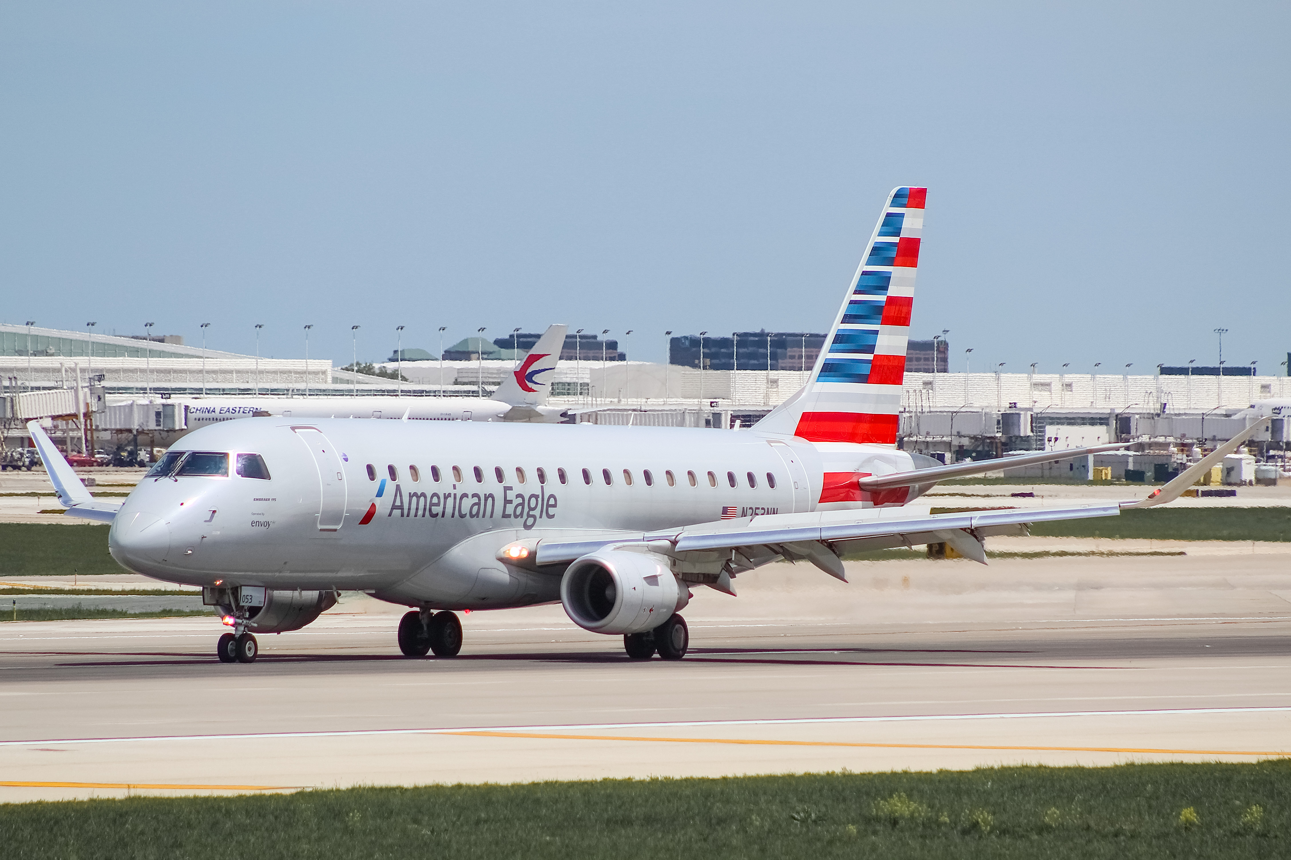 Full size: American Eagle Embraer E175 N253NN at Chicago O'Hare International Airport