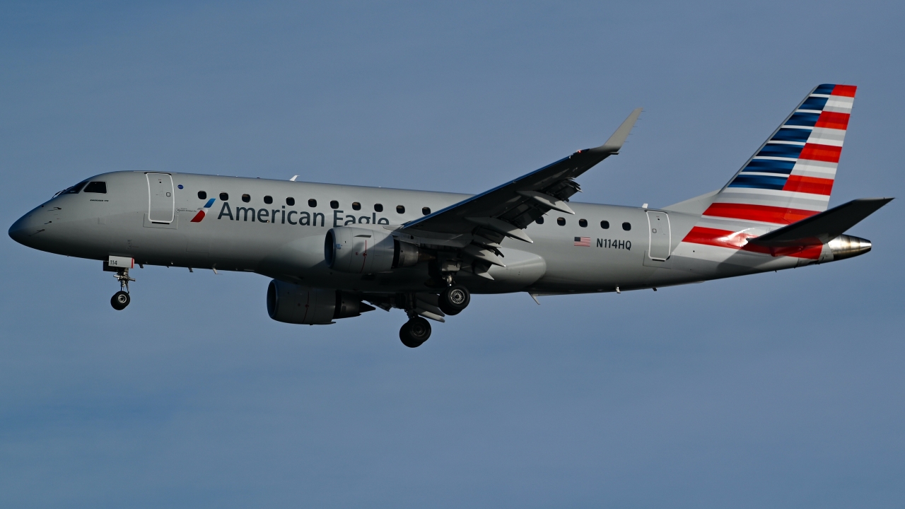 Full size: American Airlines Embraer E175 N114HQ at Ronald Reagan National Airport