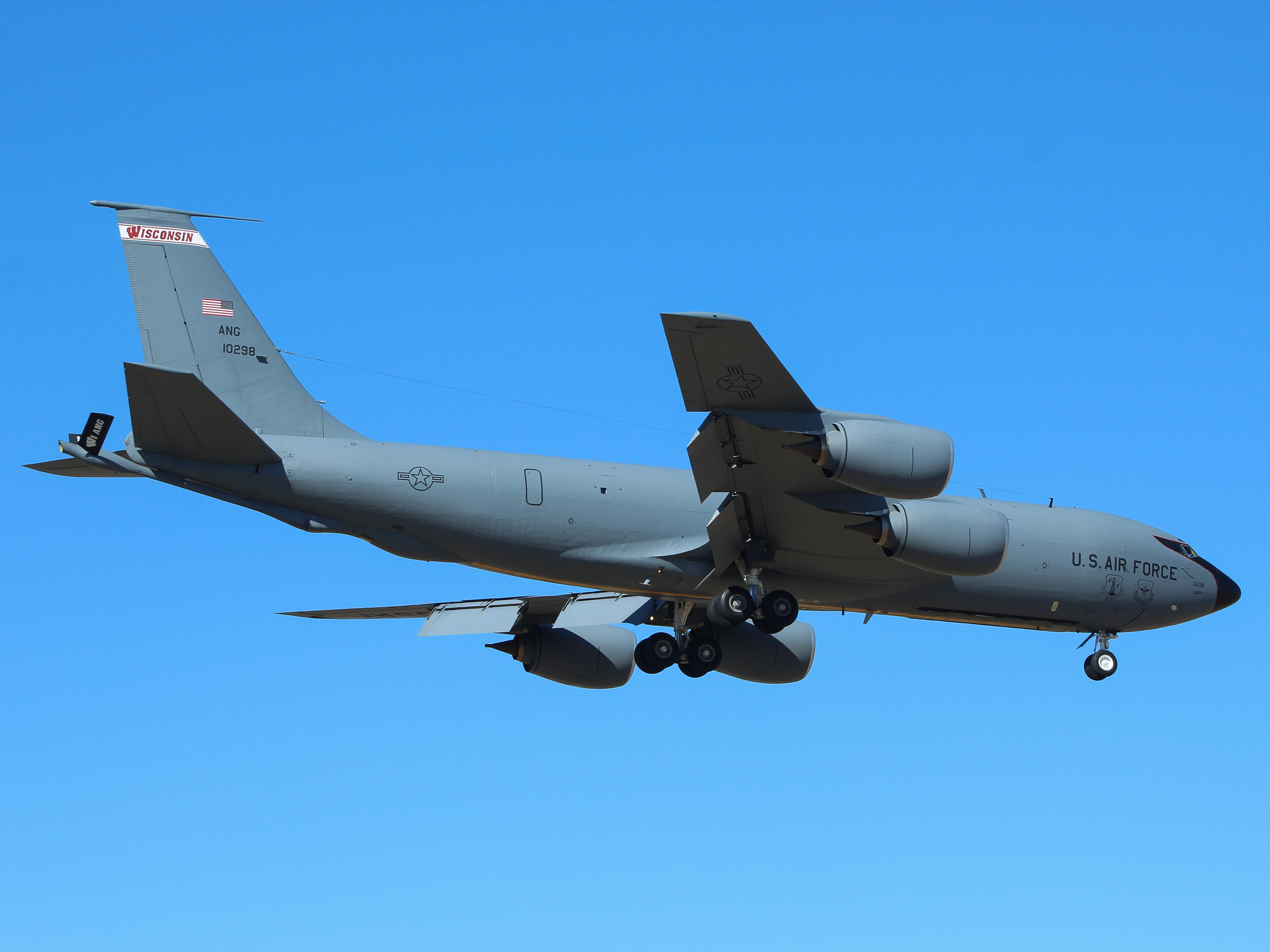 Full size: USAF - United States Air Force Boeing KC-135 Stratotanker 61-0298 at General Mitchell International Airport