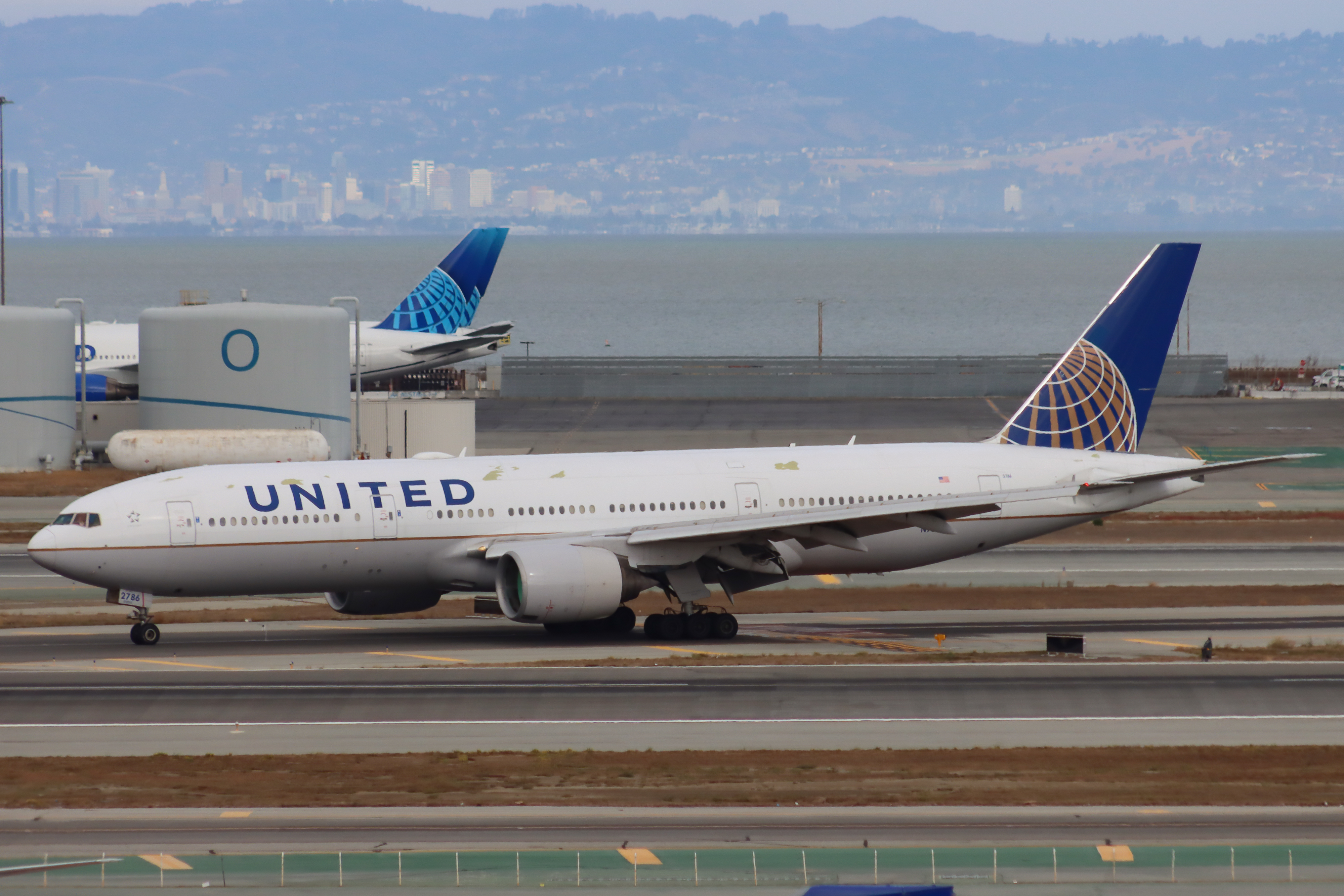 Full size: United Airlines Boeing 777-200 N786UA at San Francisco International Airport