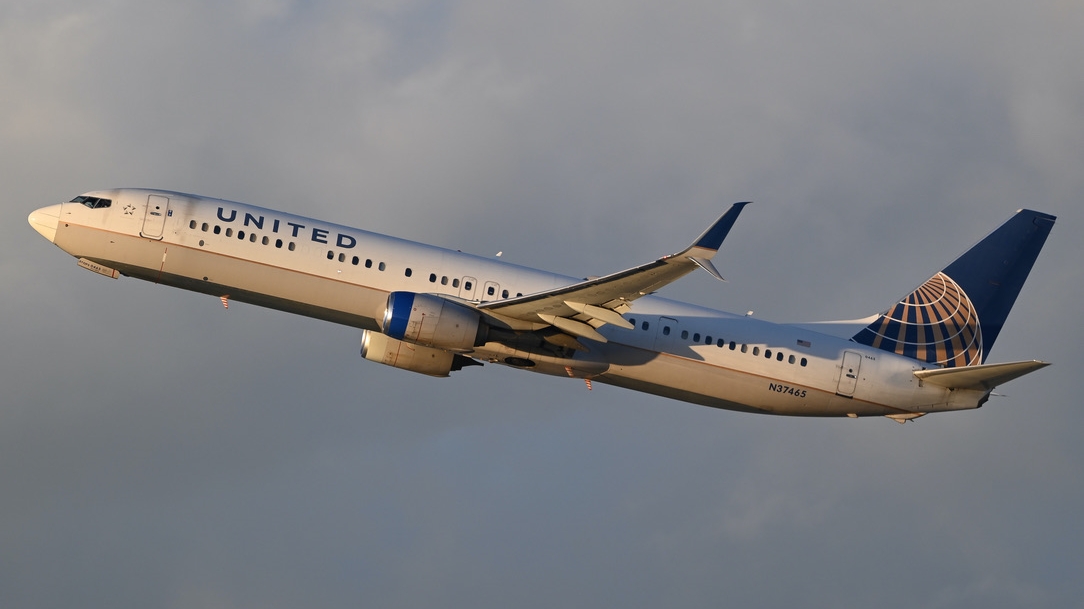 Full size: United Airlines Boeing 737-800 N37465 at Los Angeles International Airport