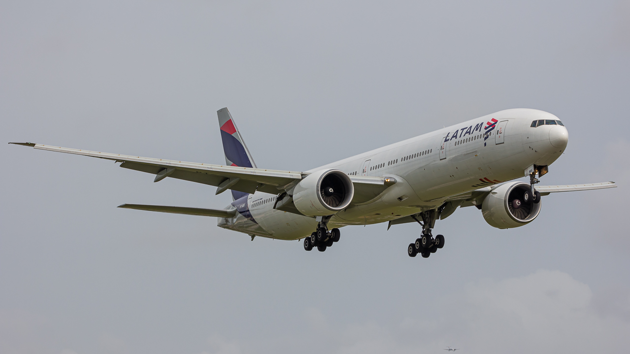 Full size: LATAM Boeing 777-300ER PT-MUI at Miami International Airport