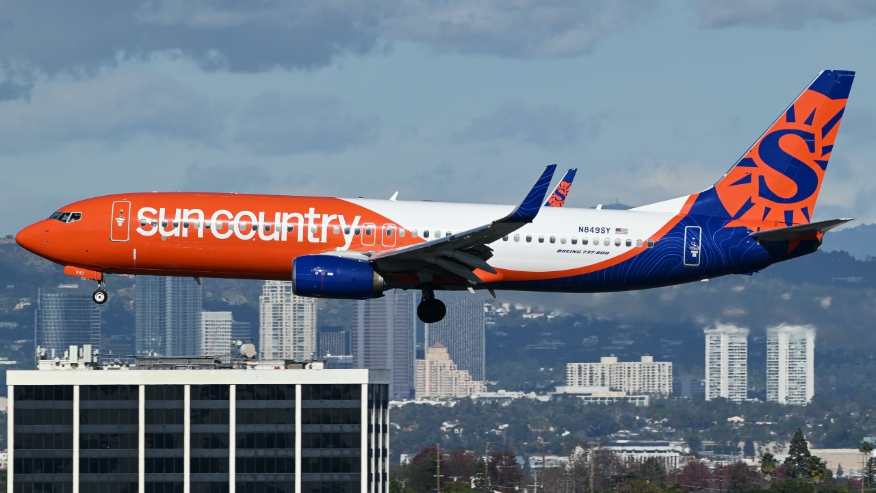 Full size: Sun Country Airlines Boeing 737-800 N849SY at Los Angeles International Airport