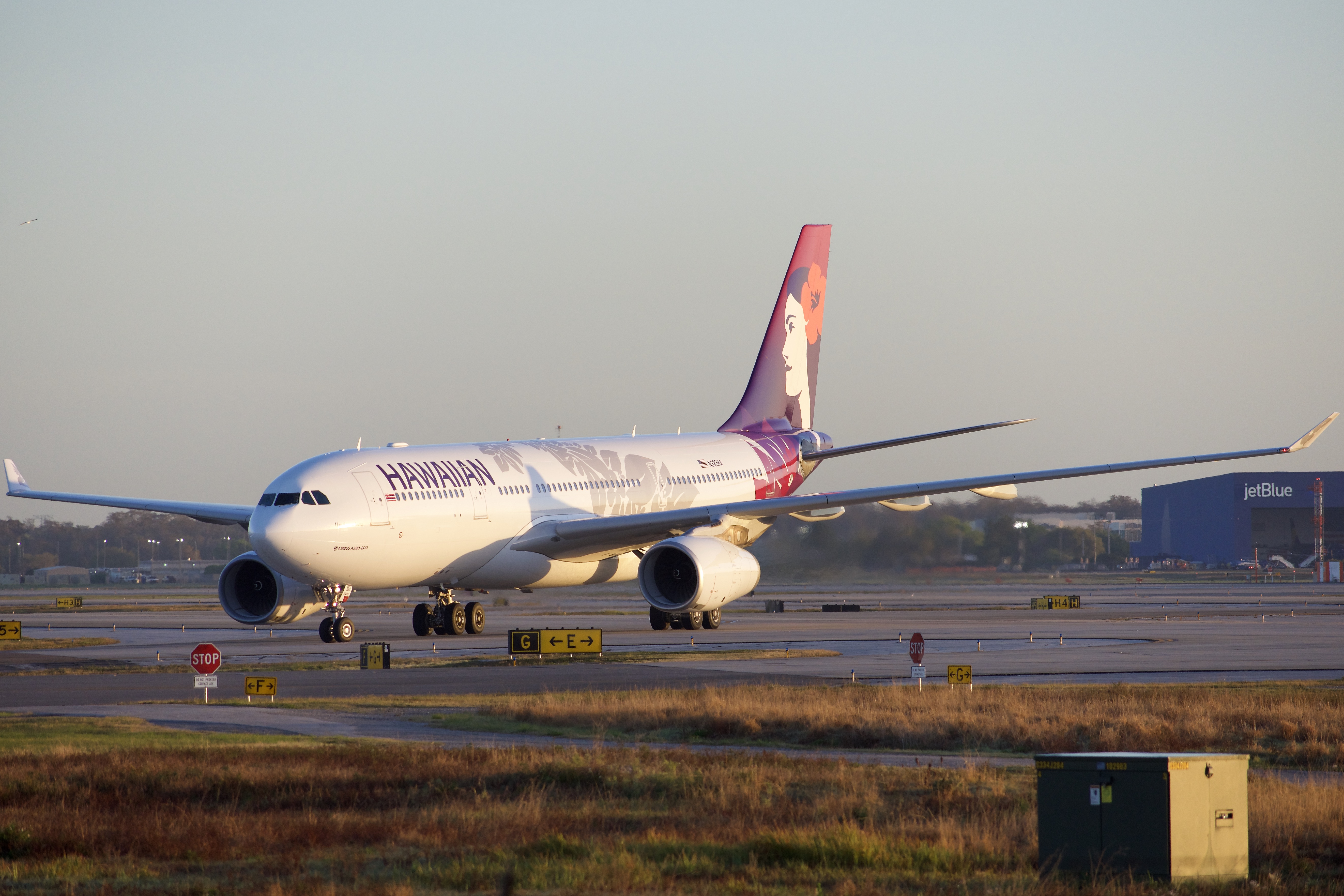 Full size: Hawaiian Airlines Airbus A330-200 N383HA at Orlando International Airport
