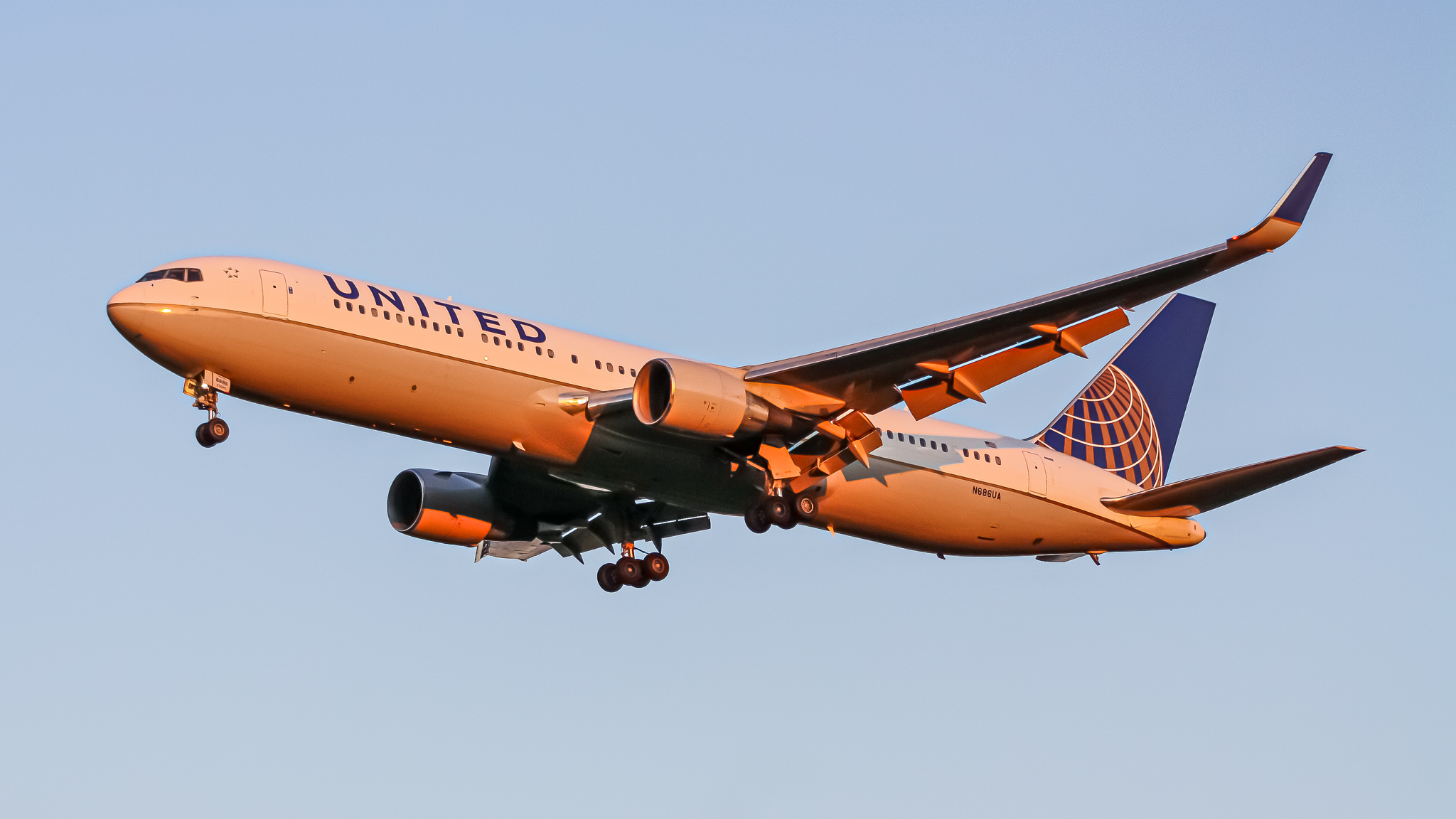 Full size: United Airlines Boeing 767-300ER N686UA at Washington Dulles International Airport