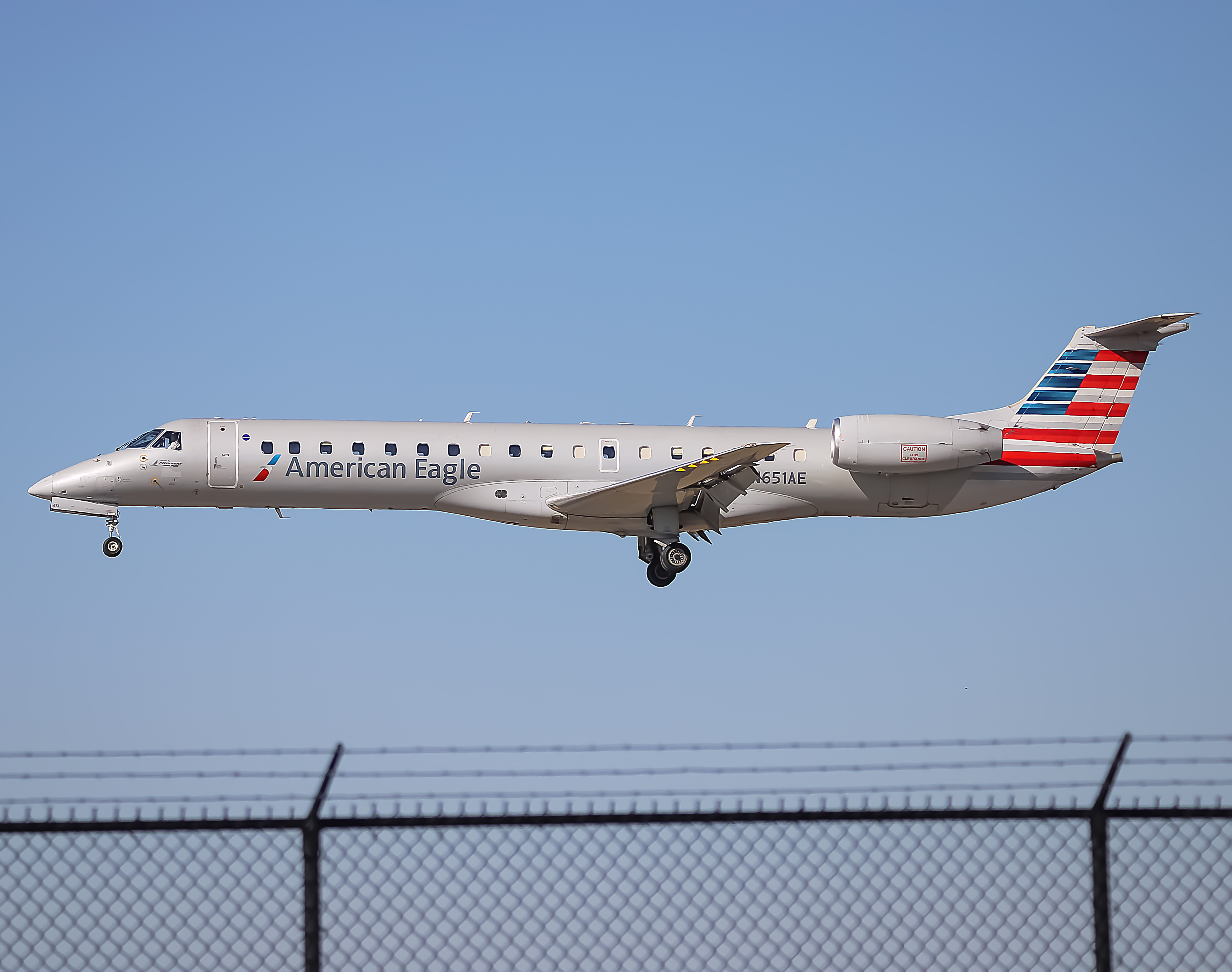 Full size: American Eagle Embraer ERJ145 N651AE at Philadelphia International Airport