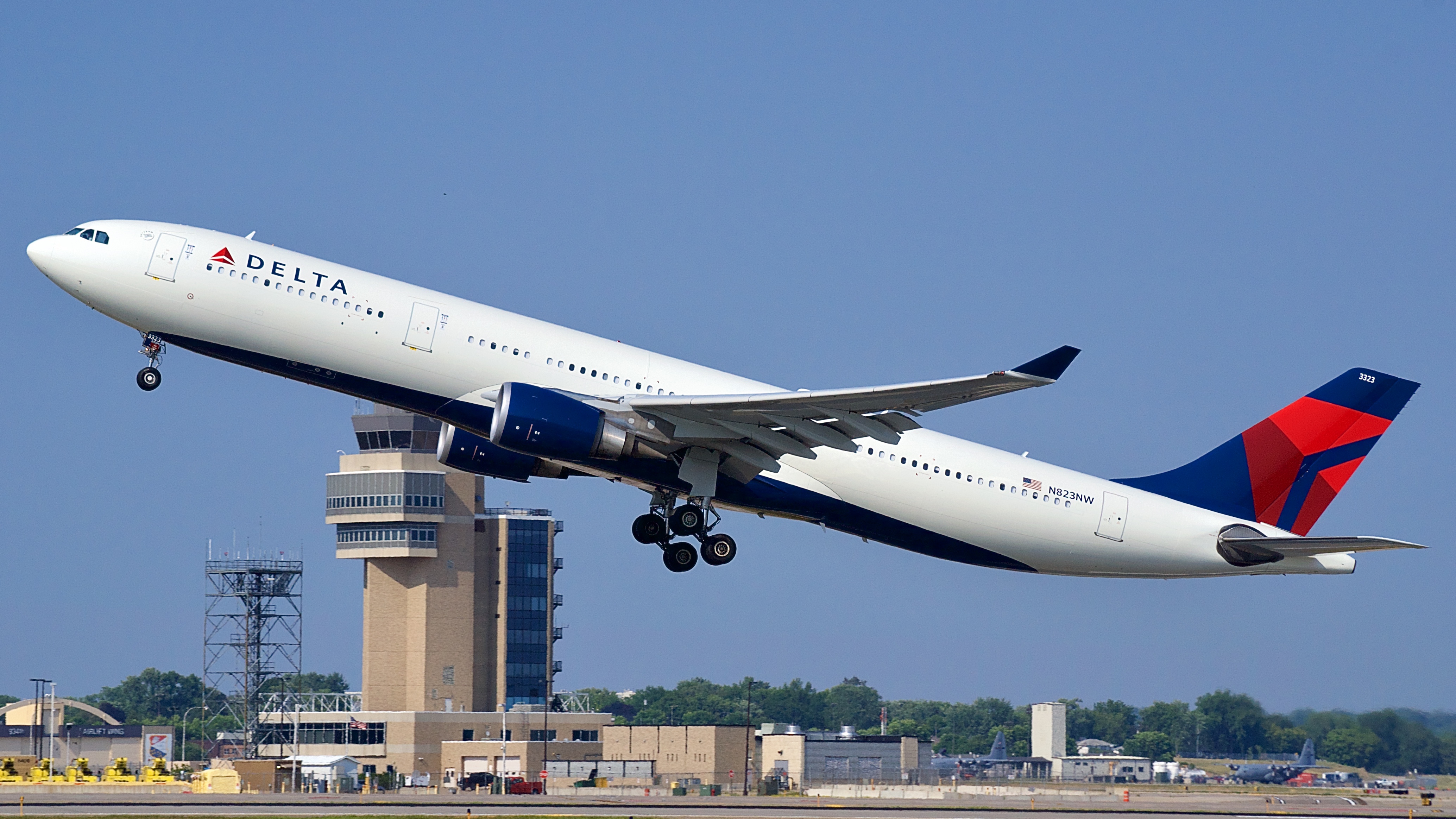 Full size: Delta Airlines Airbus A330-300 N823NW at Minneapolis-St Paul International/Wold-Chamberlain Airport