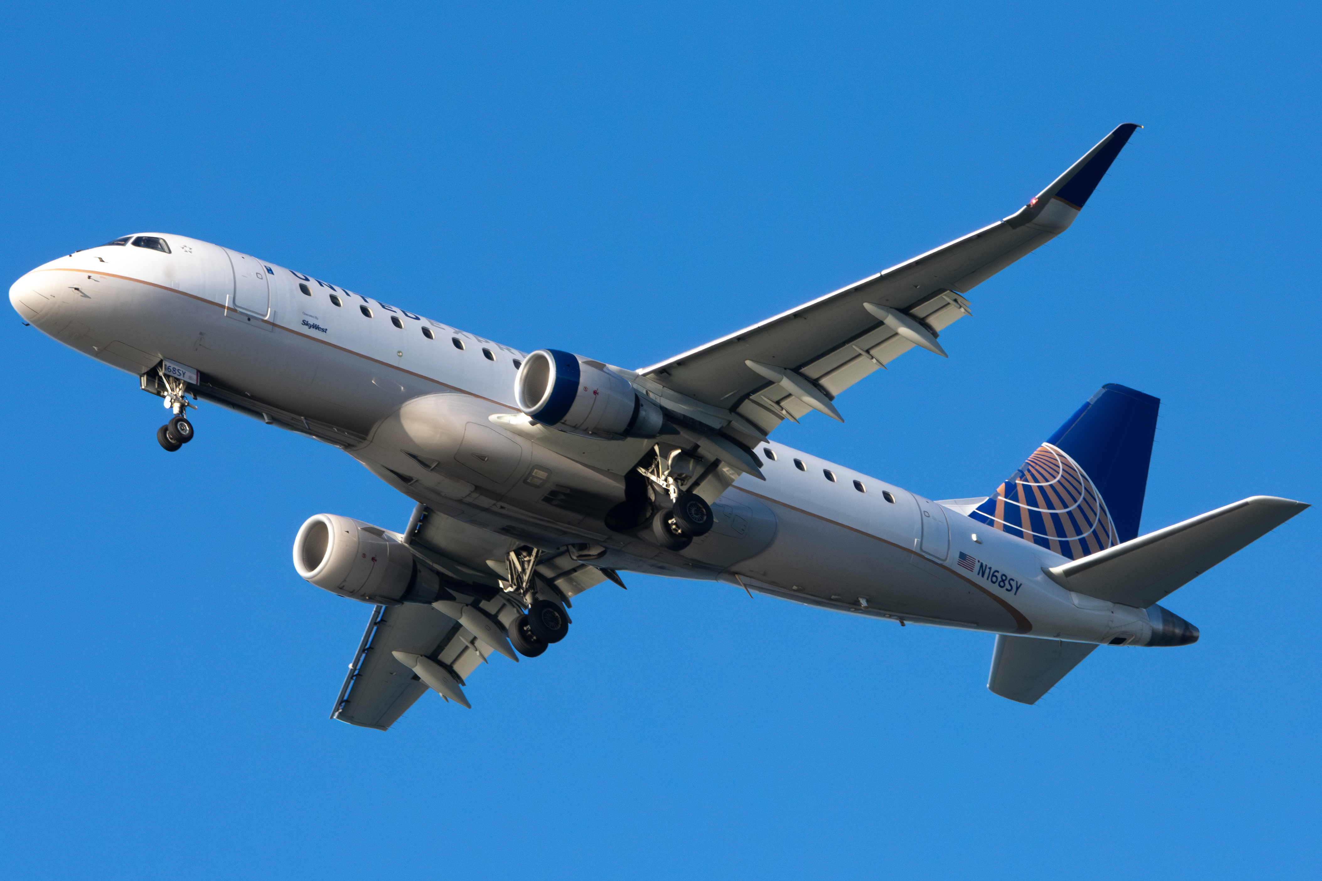 Full size: United Airlines Embraer E175 N168SY at San Francisco International Airport
