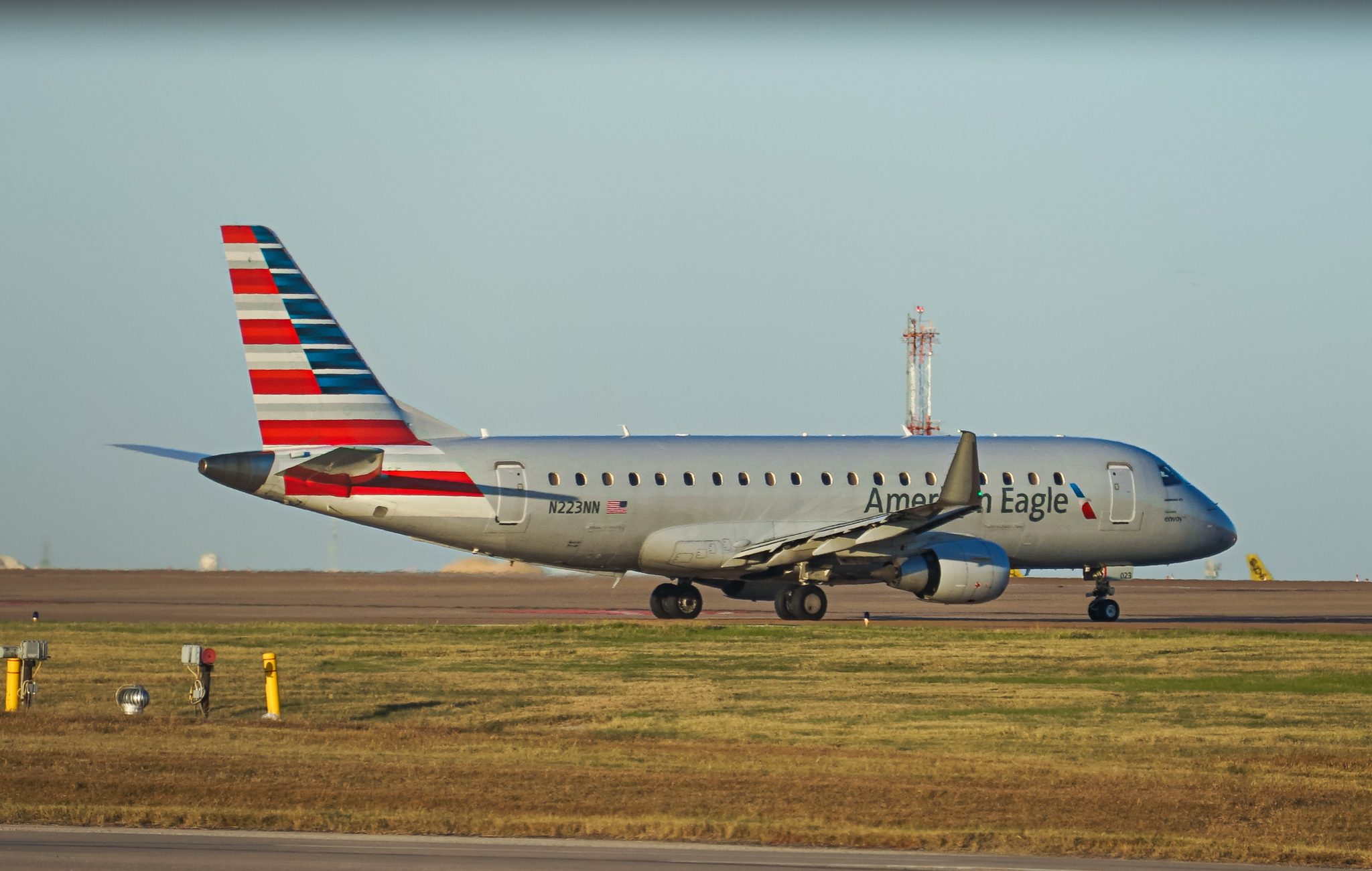 Full size: American Eagle Embraer E175 N223NN at Dallas-Fort Worth International Airport