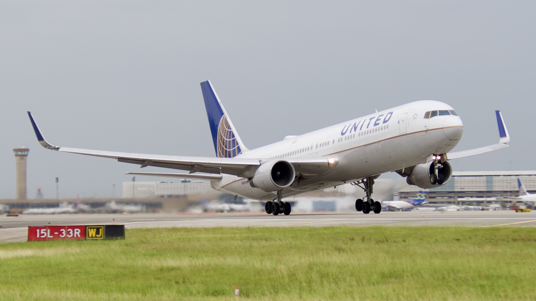 Full size: United Airlines Boeing 767-300ER N658UA at Houston-George Bush Intercontinental Airport
