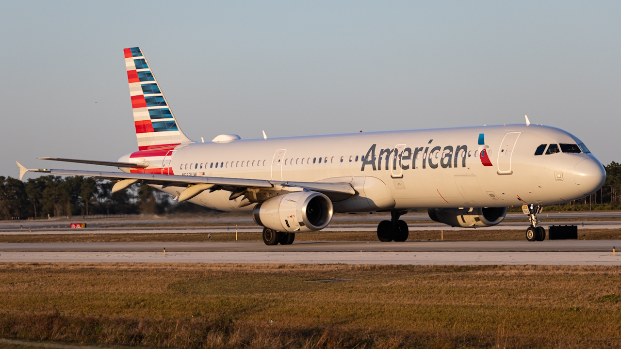 Full size: American Airlines Airbus A321-200 N563UW at Orlando International Airport