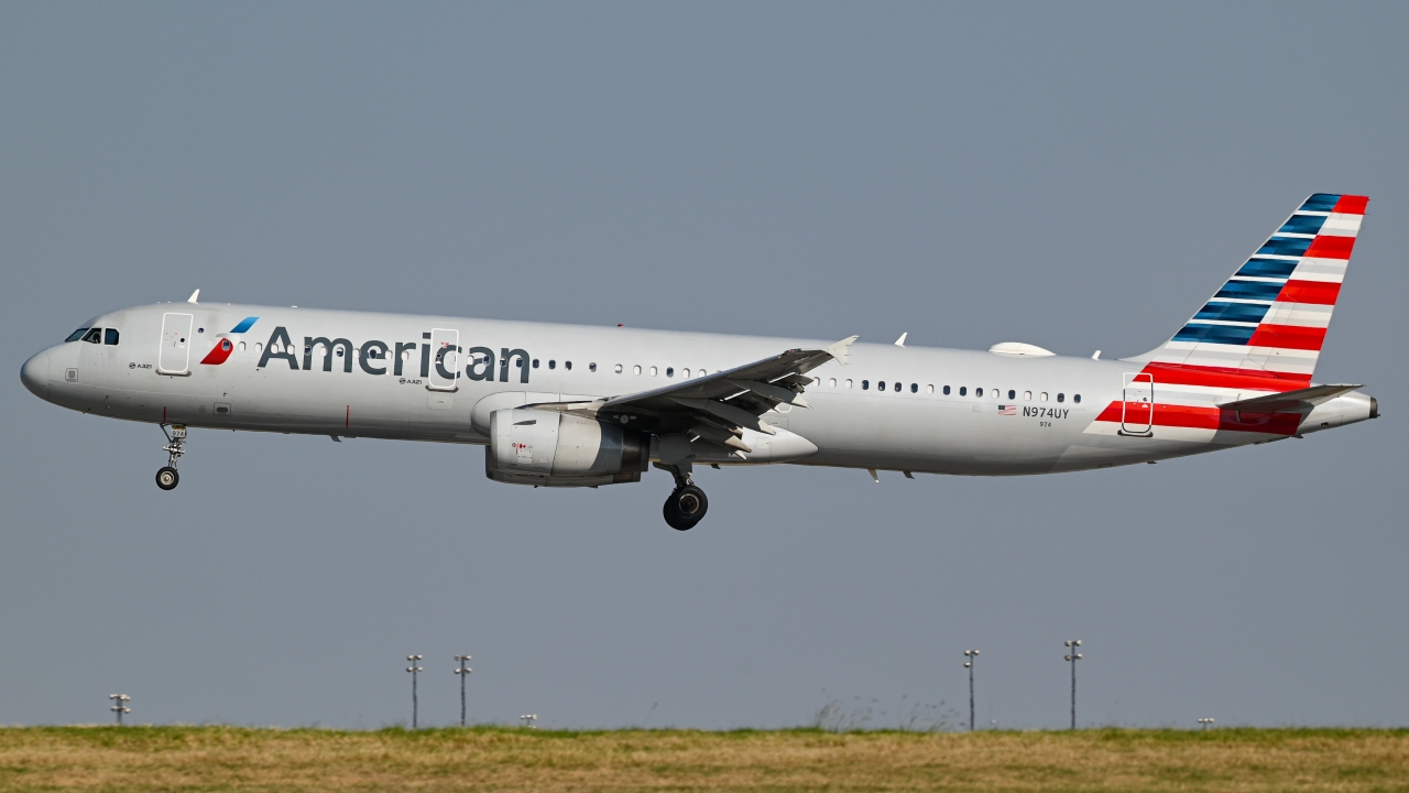 Full size: American Airlines Airbus A321-200 N974UW at Dallas-Fort Worth International Airport