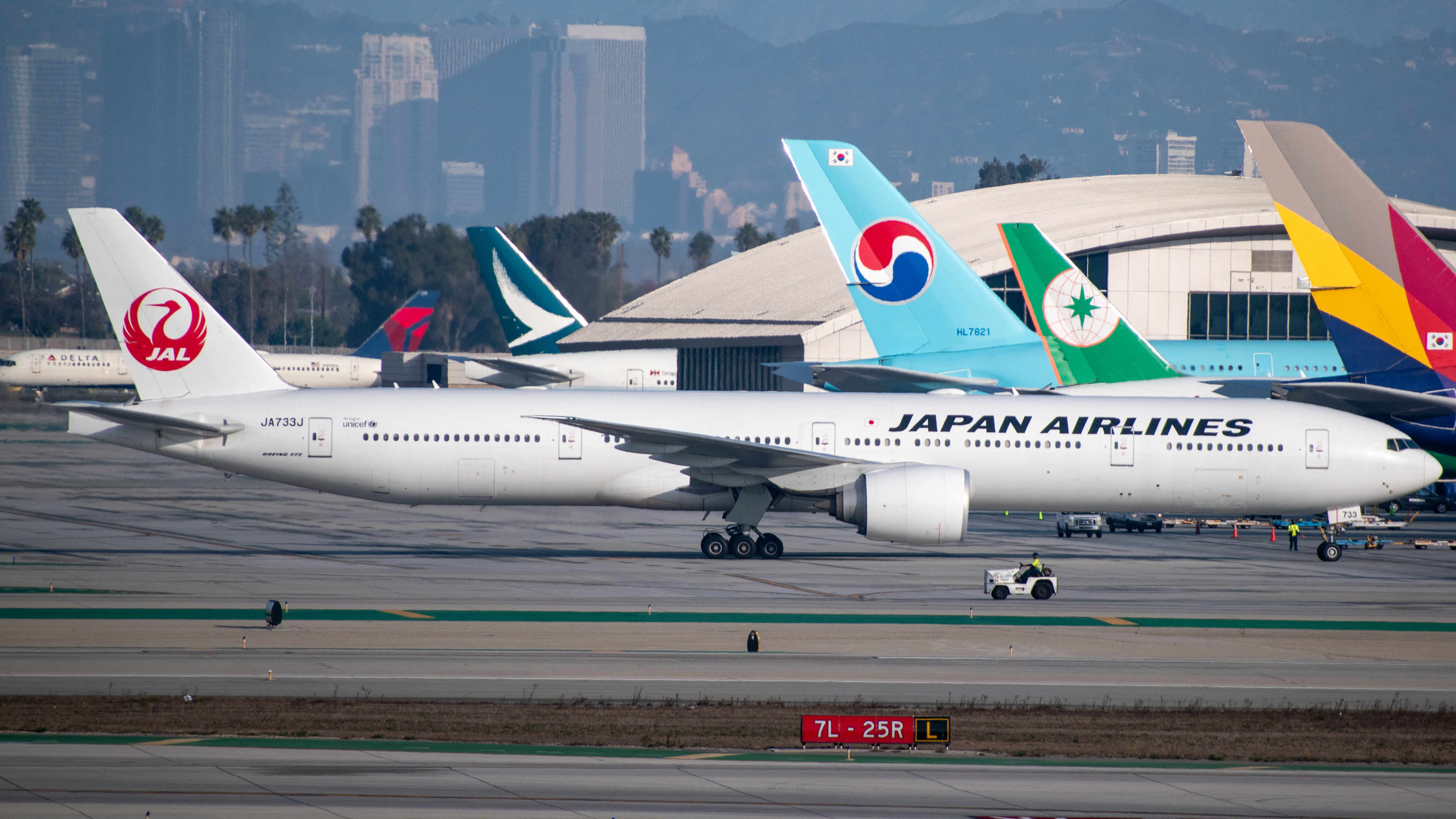 Full size: Japan Airlines Boeing 777-300ER JA733J at Los Angeles International Airport