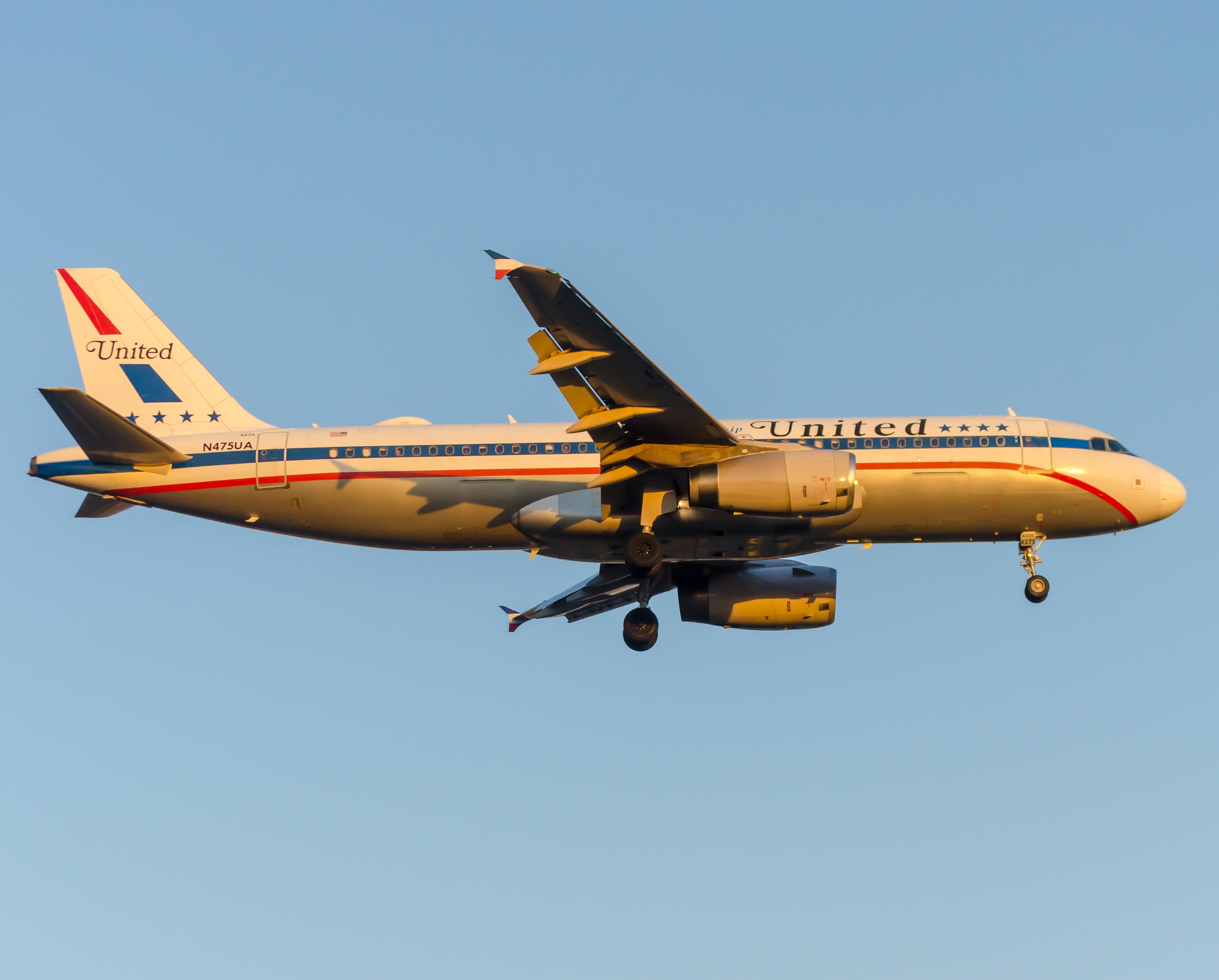 Full size: United Airlines Airbus A320 N475UA at Newark Liberty International Airport