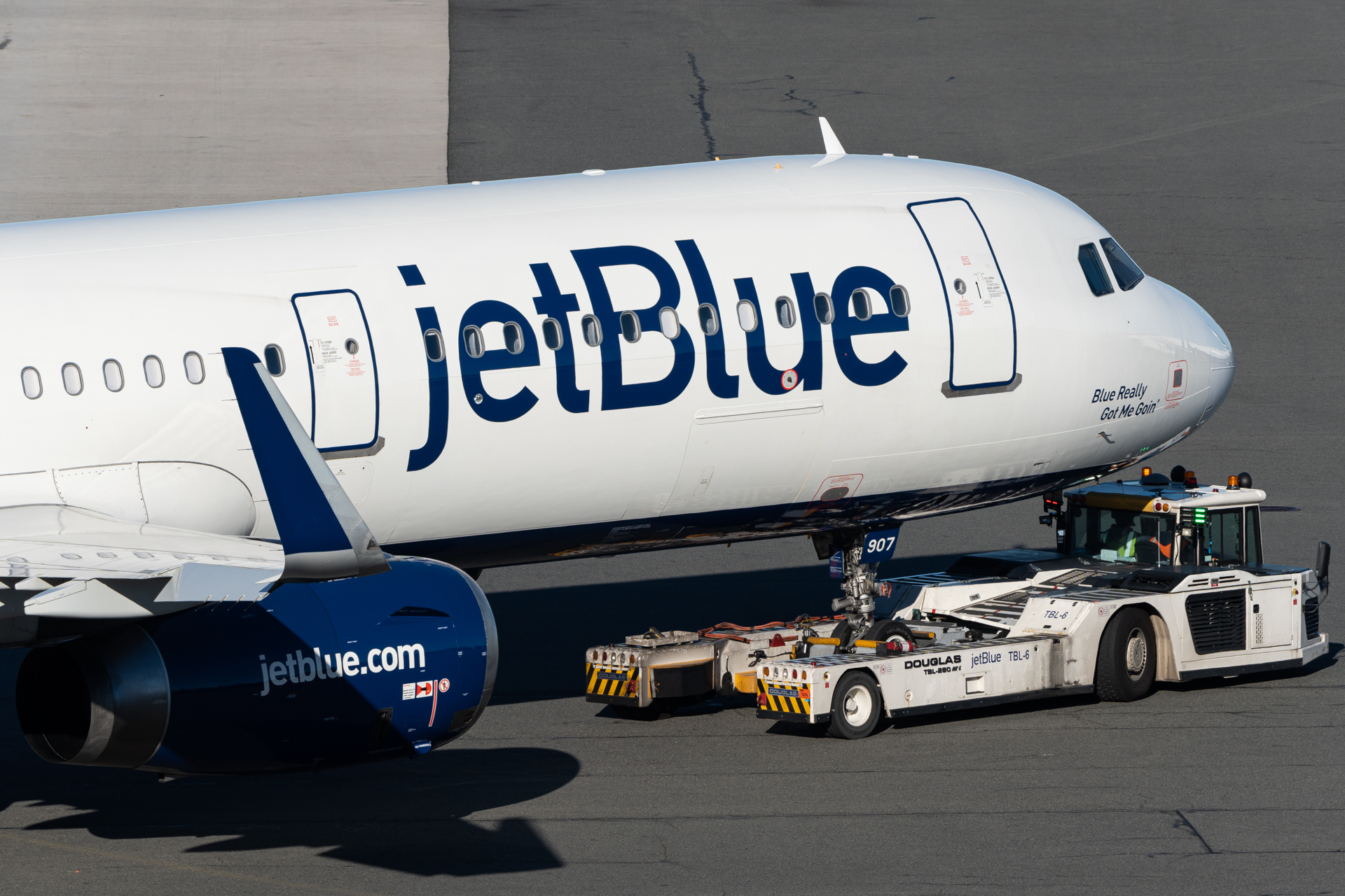 Full size: JetBlue Airways Airbus A321-200 N907JB at General Edward Lawrence Logan International Airport