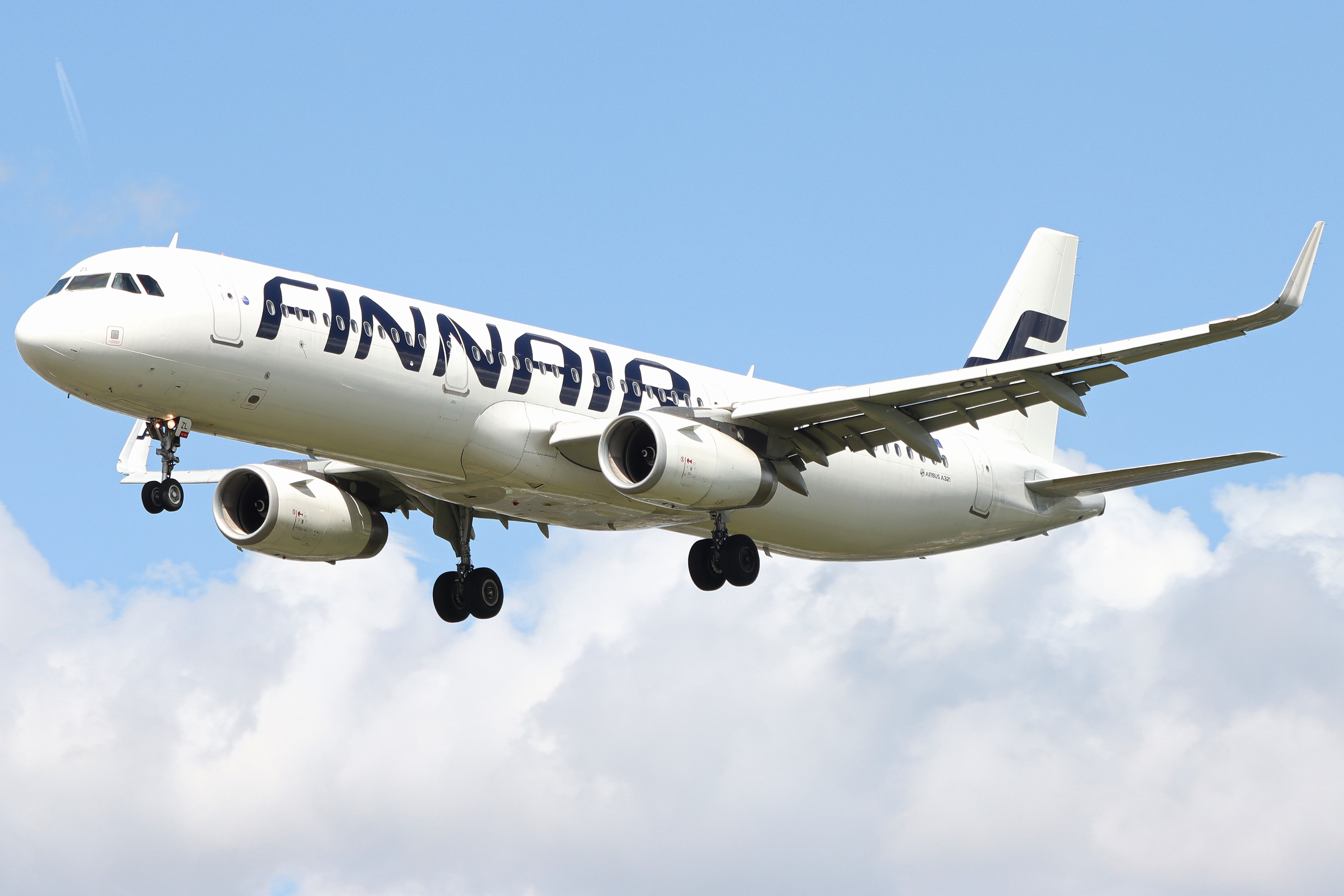 Full size: Finnair Airbus A321-200 OH-LZL at London Heathrow International Airport