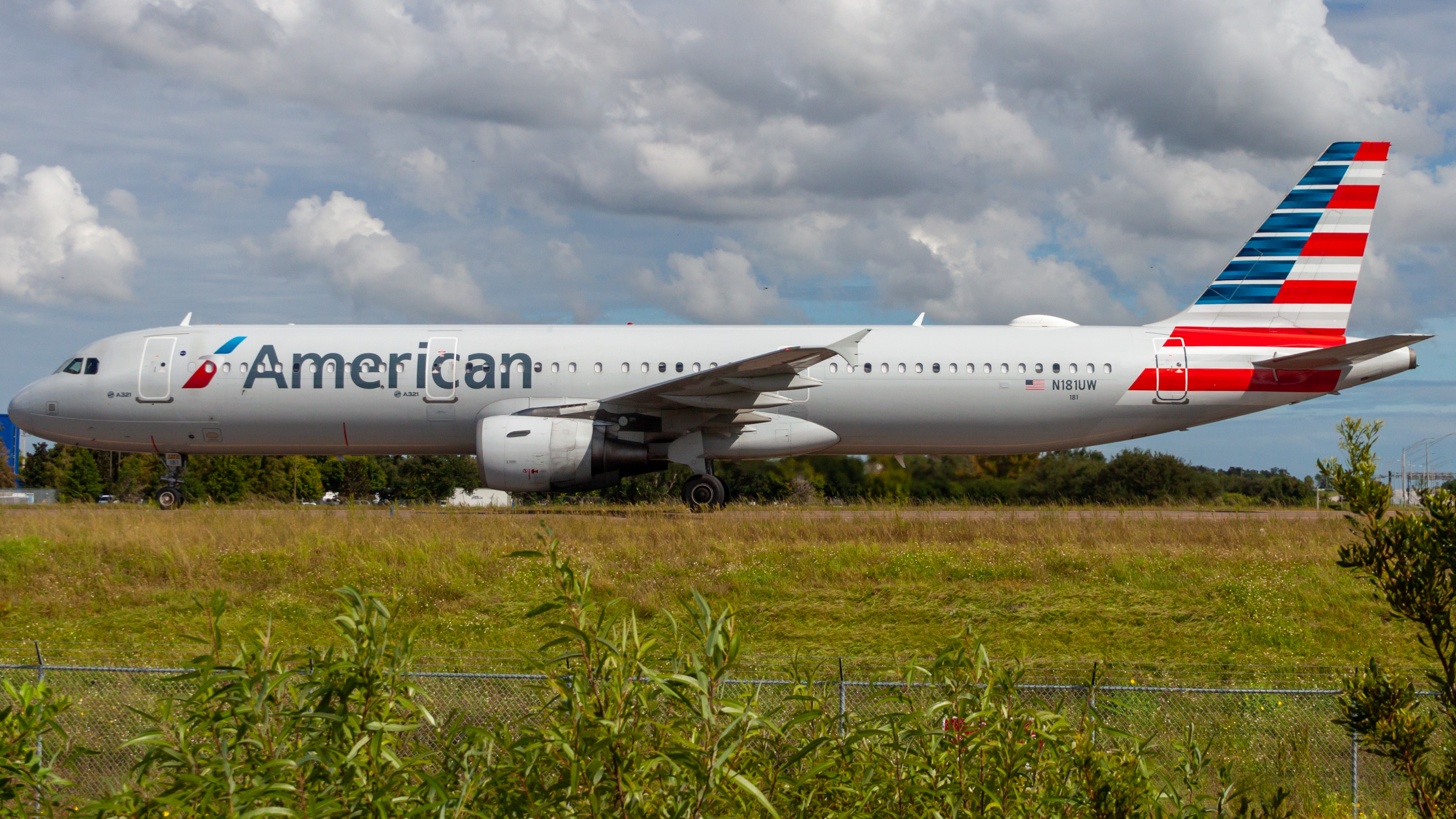 Full size: American Airlines Airbus A321-200 N181UW at Orlando International Airport