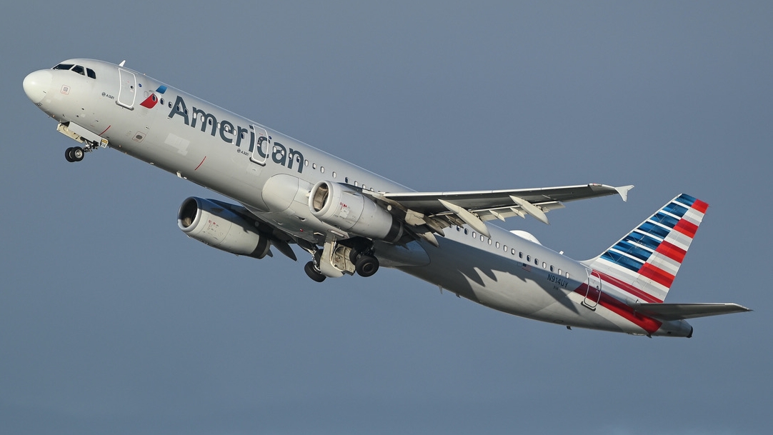 Full size: American Airlines Airbus A321-200 N914UY at Los Angeles International Airport