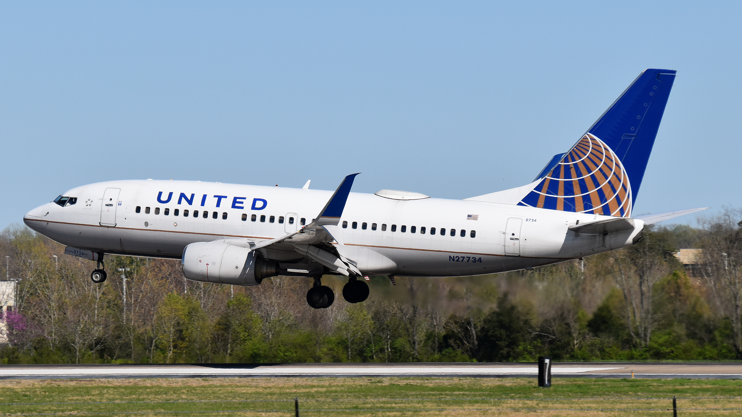 Full size: United Airlines Boeing 737-700 N27734 at Nashville International Airport